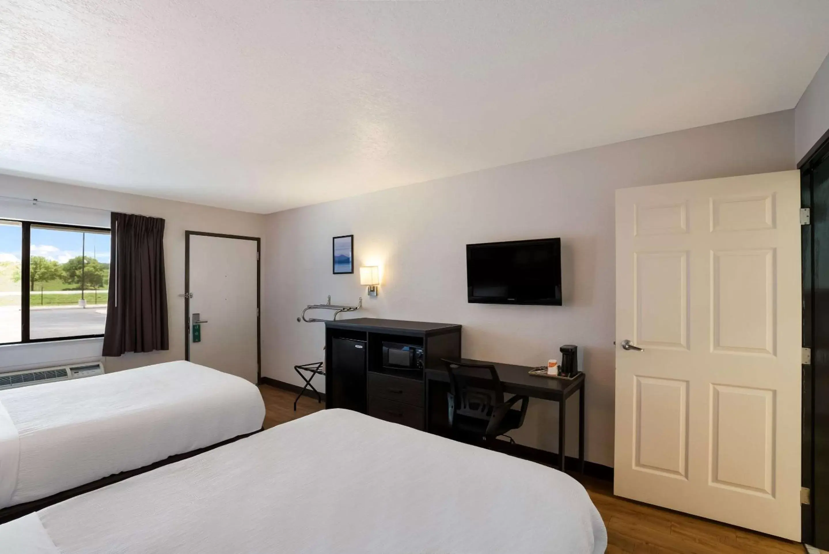 Bedroom, TV/Entertainment Center in Quality Inn & Suites