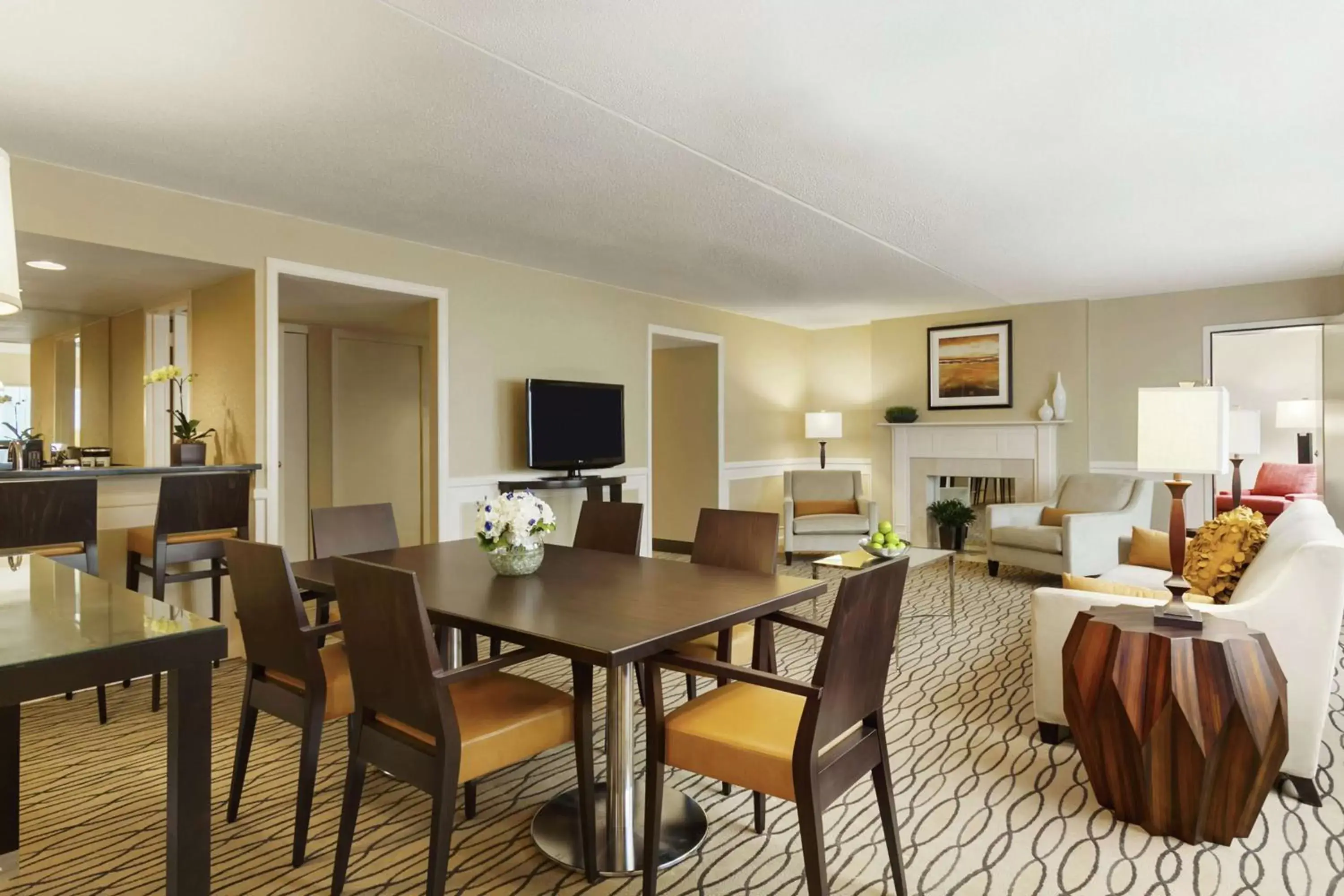 Bedroom, Restaurant/Places to Eat in Hilton Woodcliff Lake