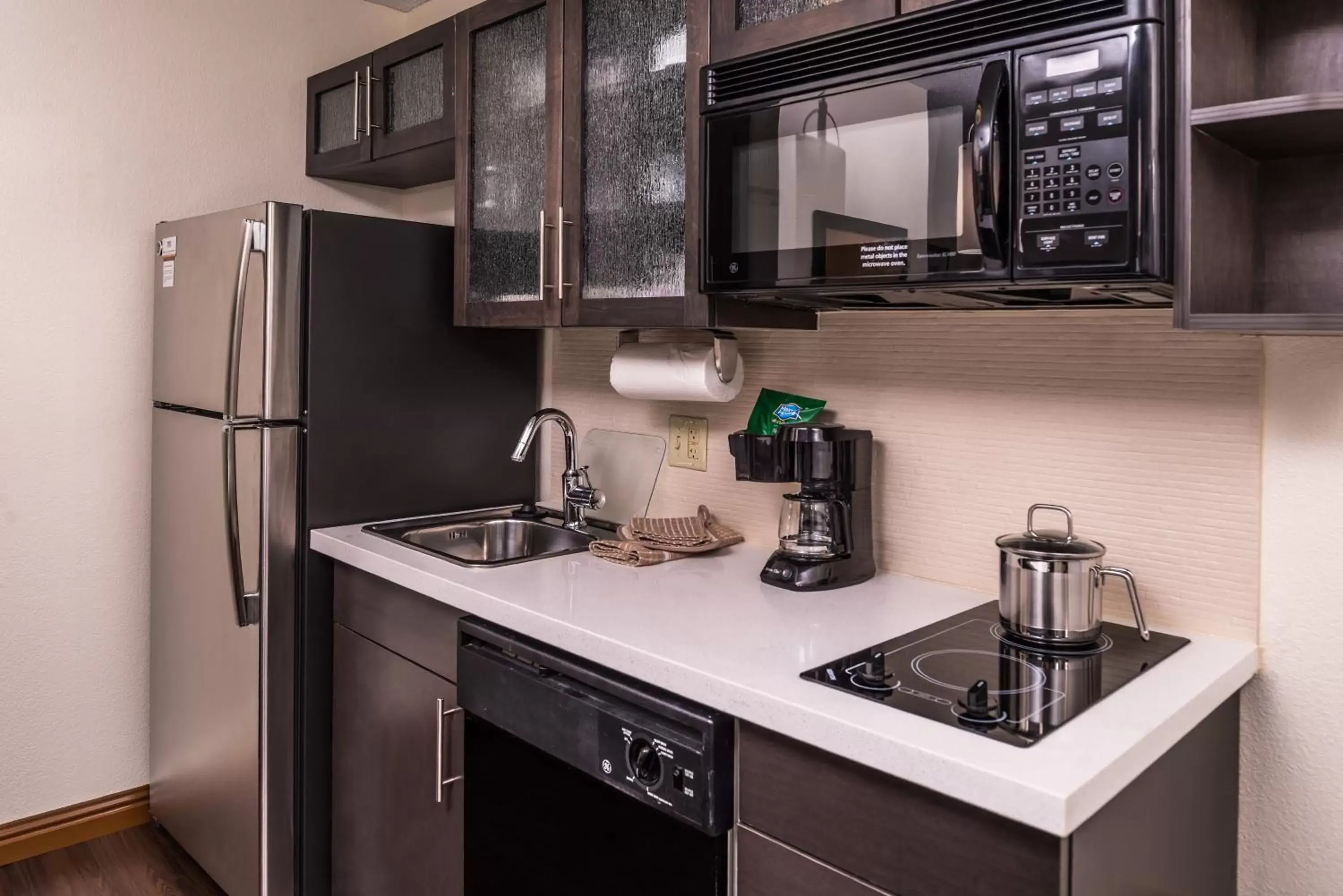 Bedroom, Kitchen/Kitchenette in Candlewood Suites - Topeka West, an IHG Hotel