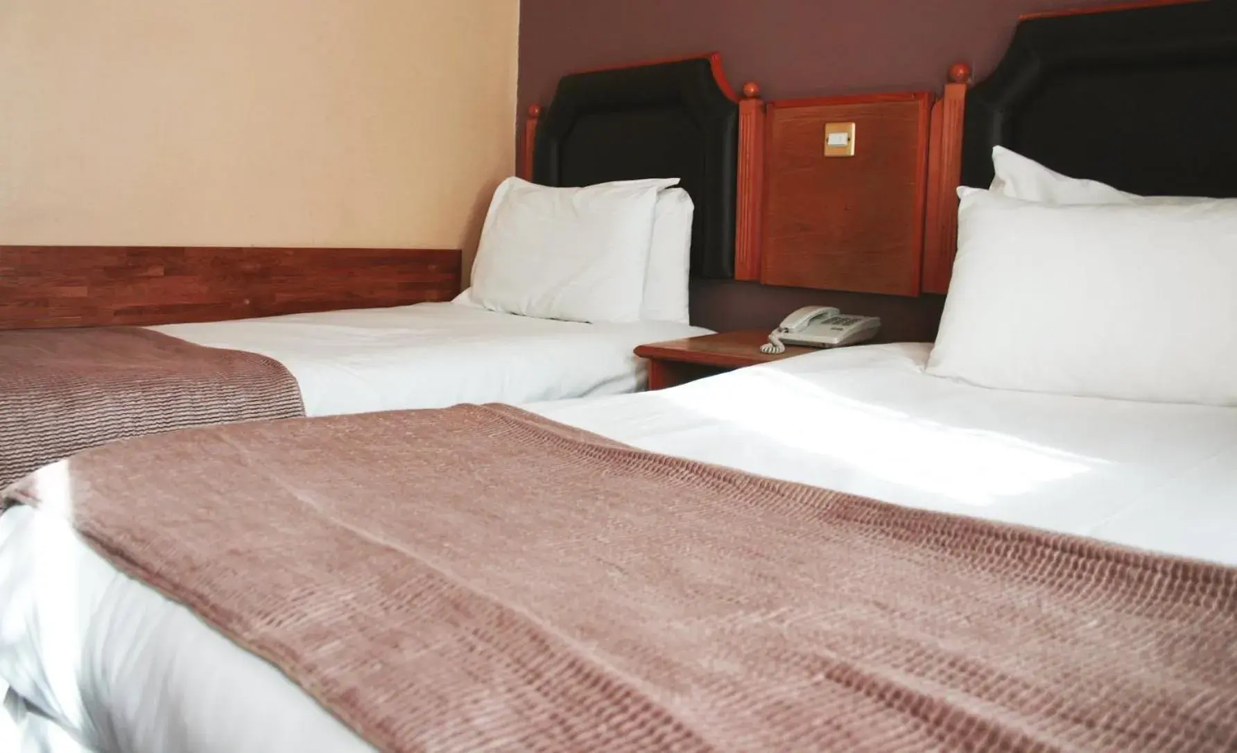 Standard Triple Room in Cardiff Sandringham Hotel Standard Triple Room in Cardiff Sandringham Hotel