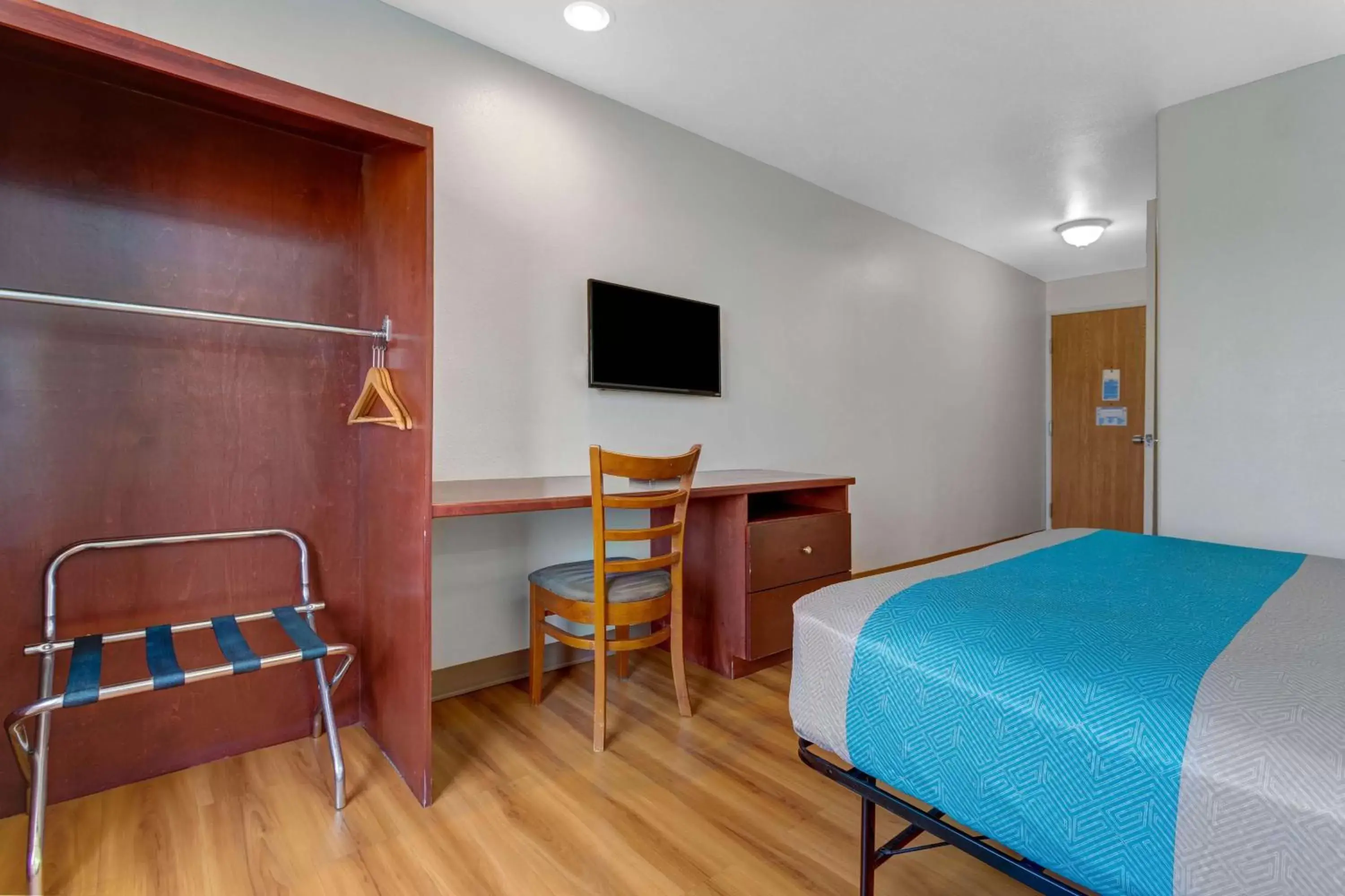 Photo of the whole room, TV/Entertainment Center in Motel 6-Idaho Falls, ID - Snake River