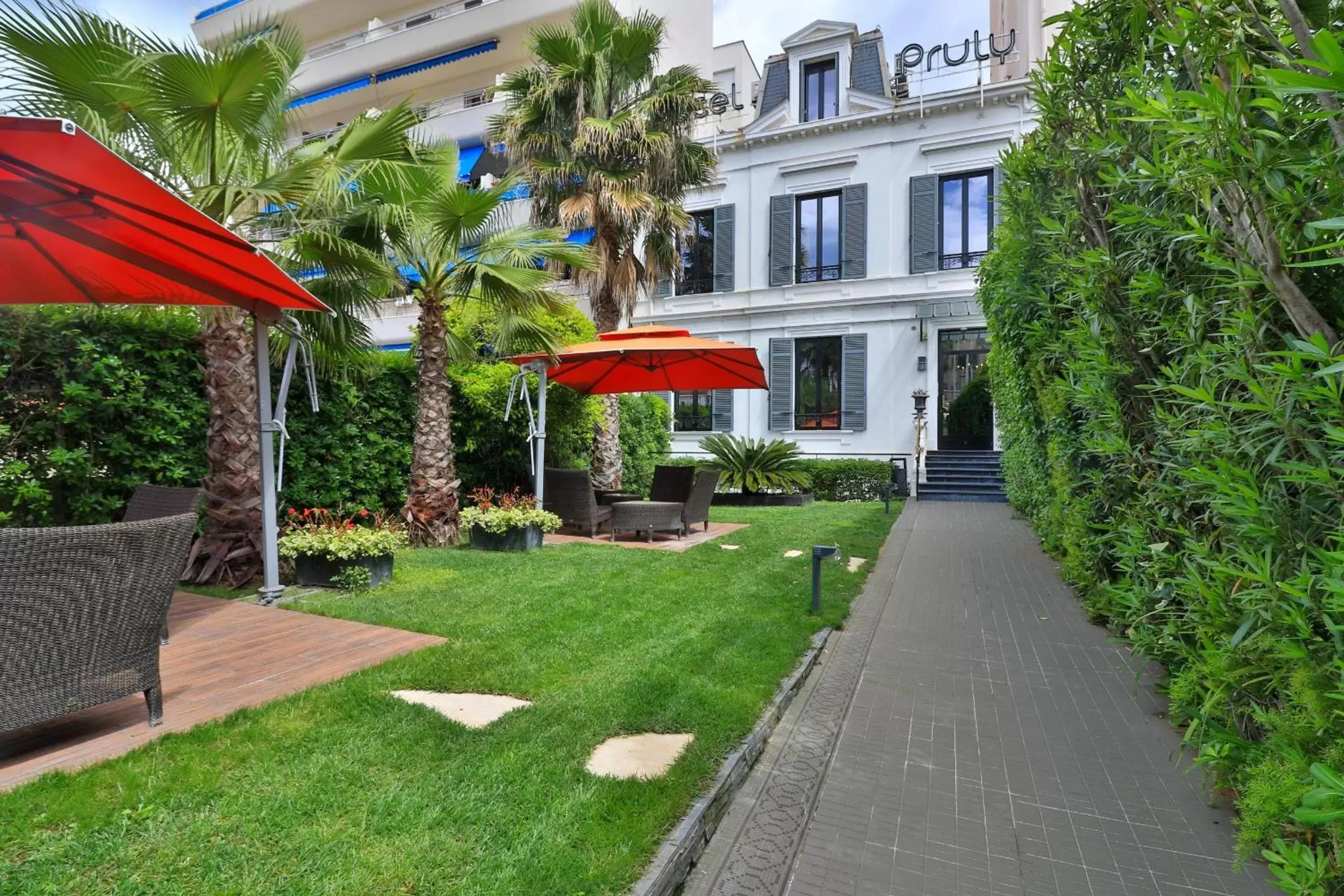 Garden, Property Building in Villa Pruly Hotel Cannes Centre