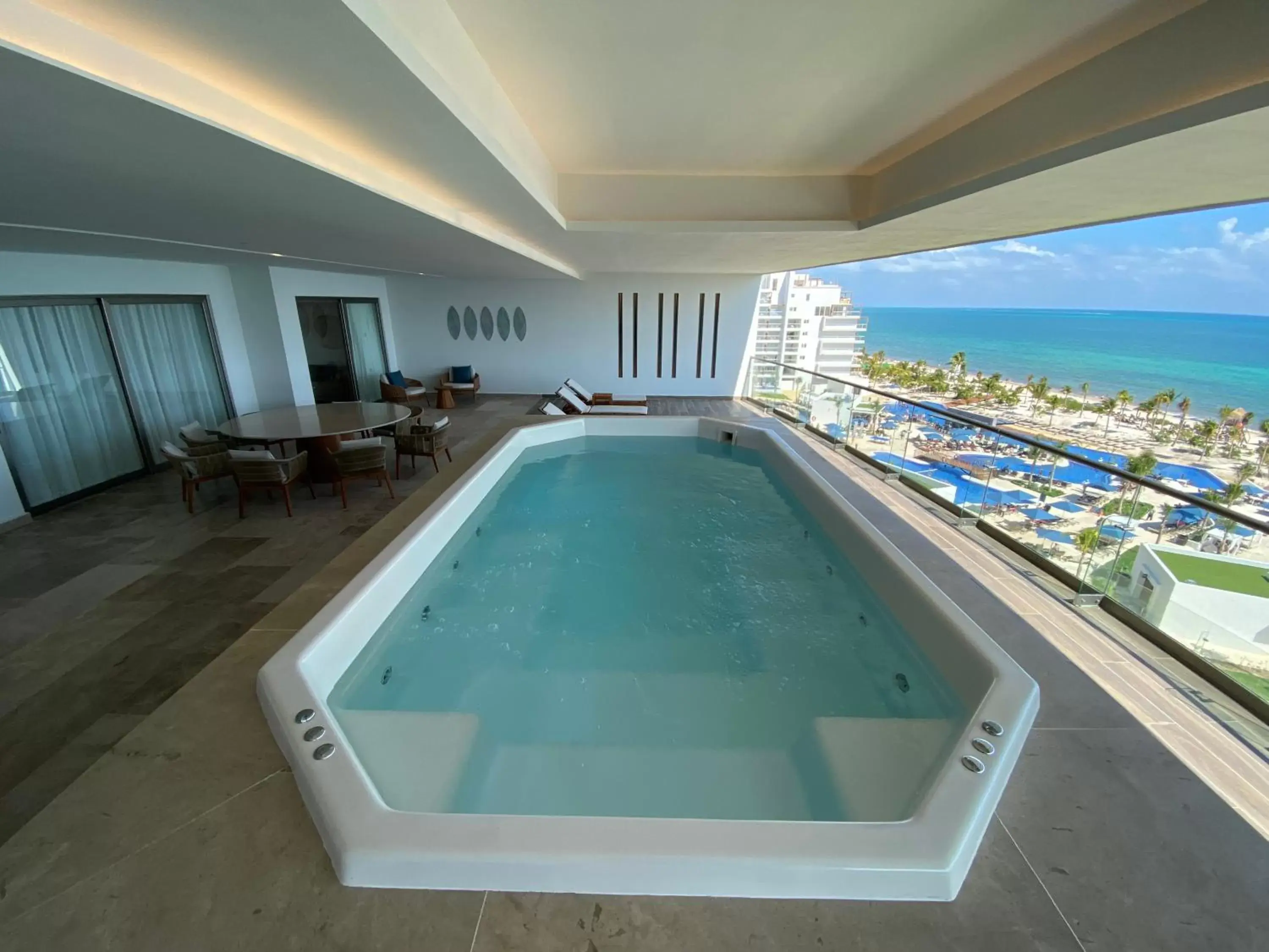 Sea view, Swimming Pool in Royalton Splash Riviera Cancun, An Autograph Collection All-Inclusive Resort
