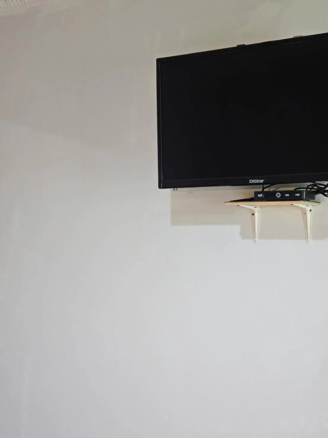 TV and multimedia, TV/Entertainment Center in P California Inter Hostel