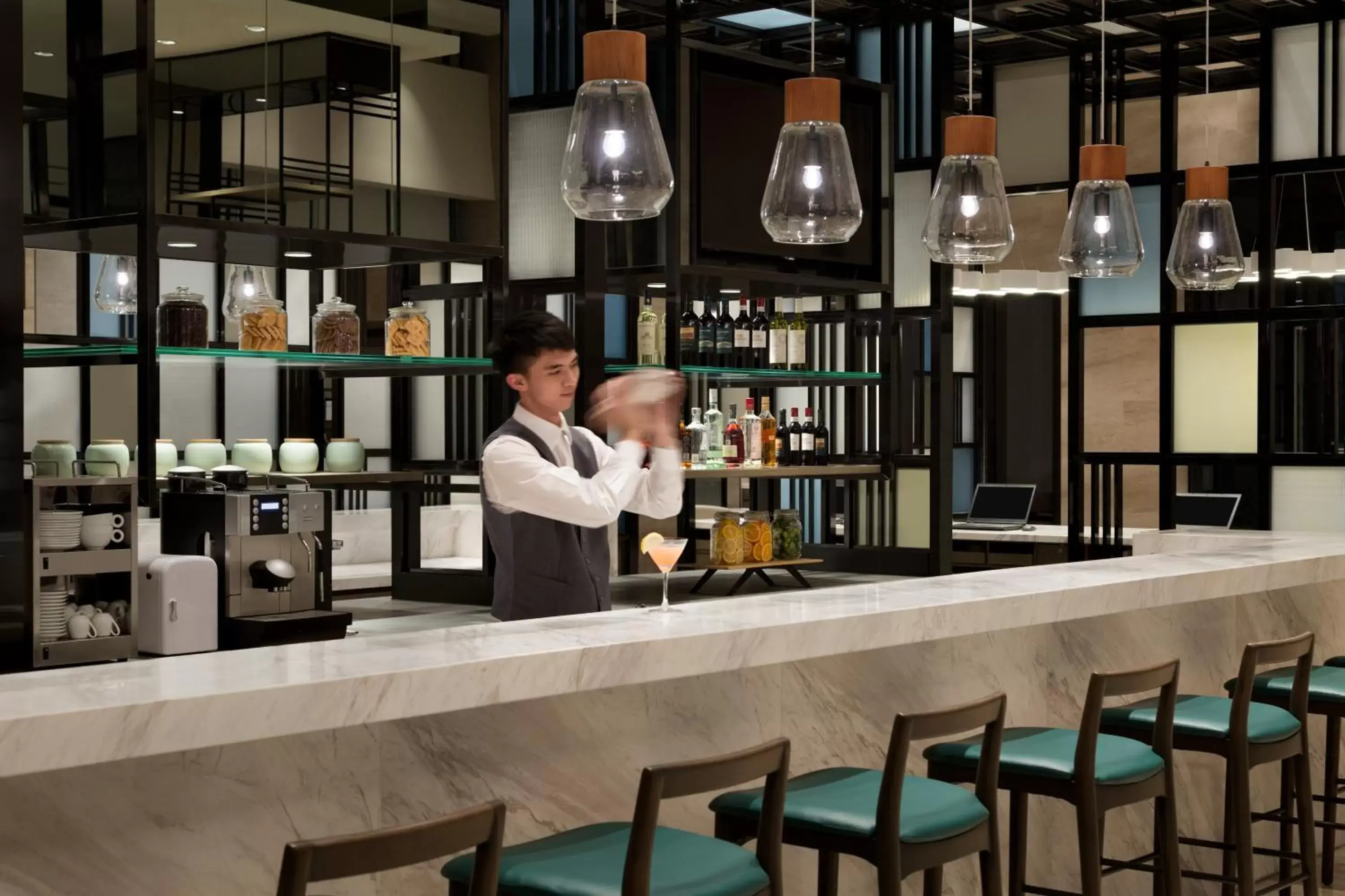 Lounge or bar in Hyatt Place Zhuhai Jinshi Lounge or bar in Hyatt Place Zhuhai Jinshi