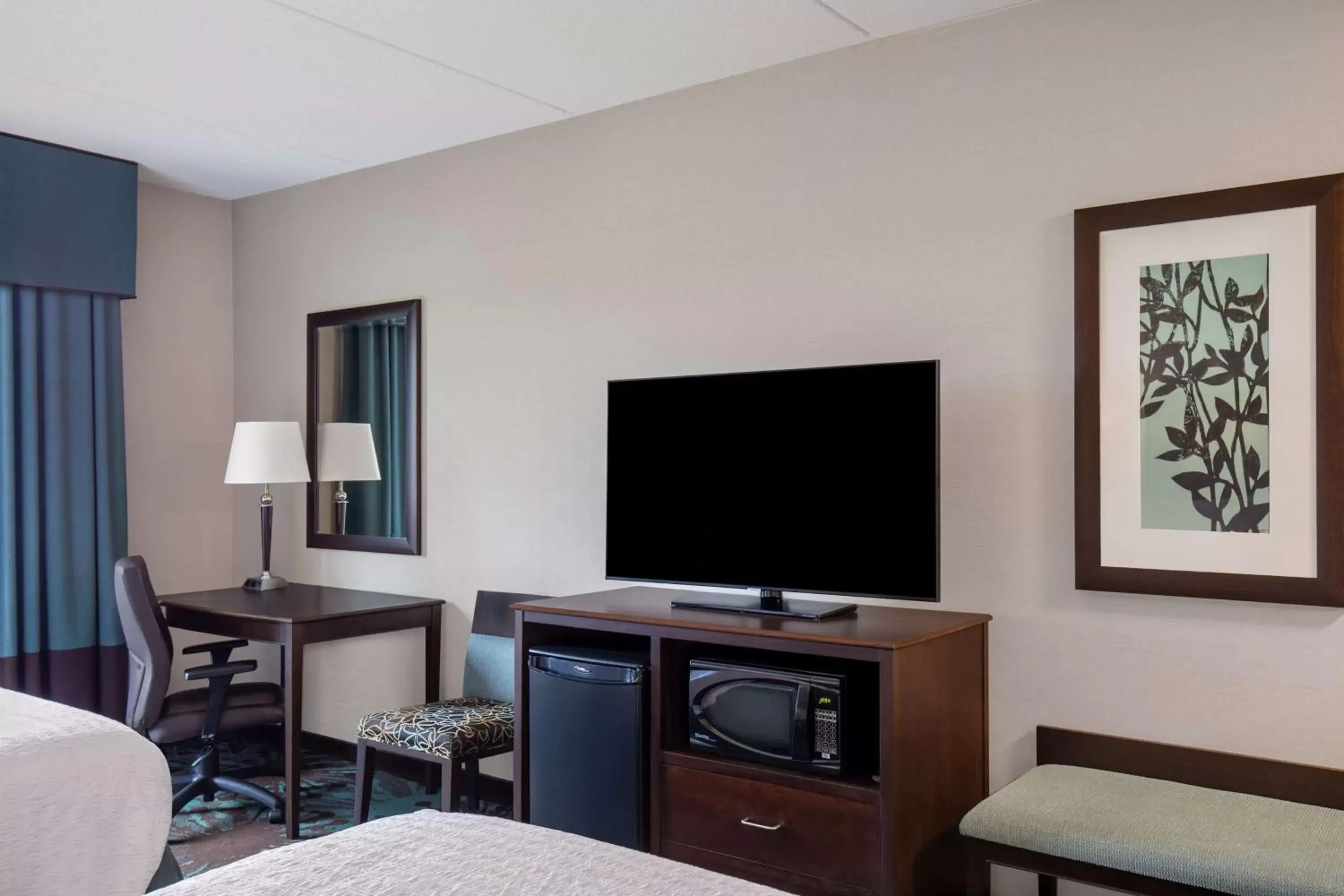 Bedroom, TV/Entertainment Center in Hampton Inn by Hilton Toronto Airport Corporate Centre