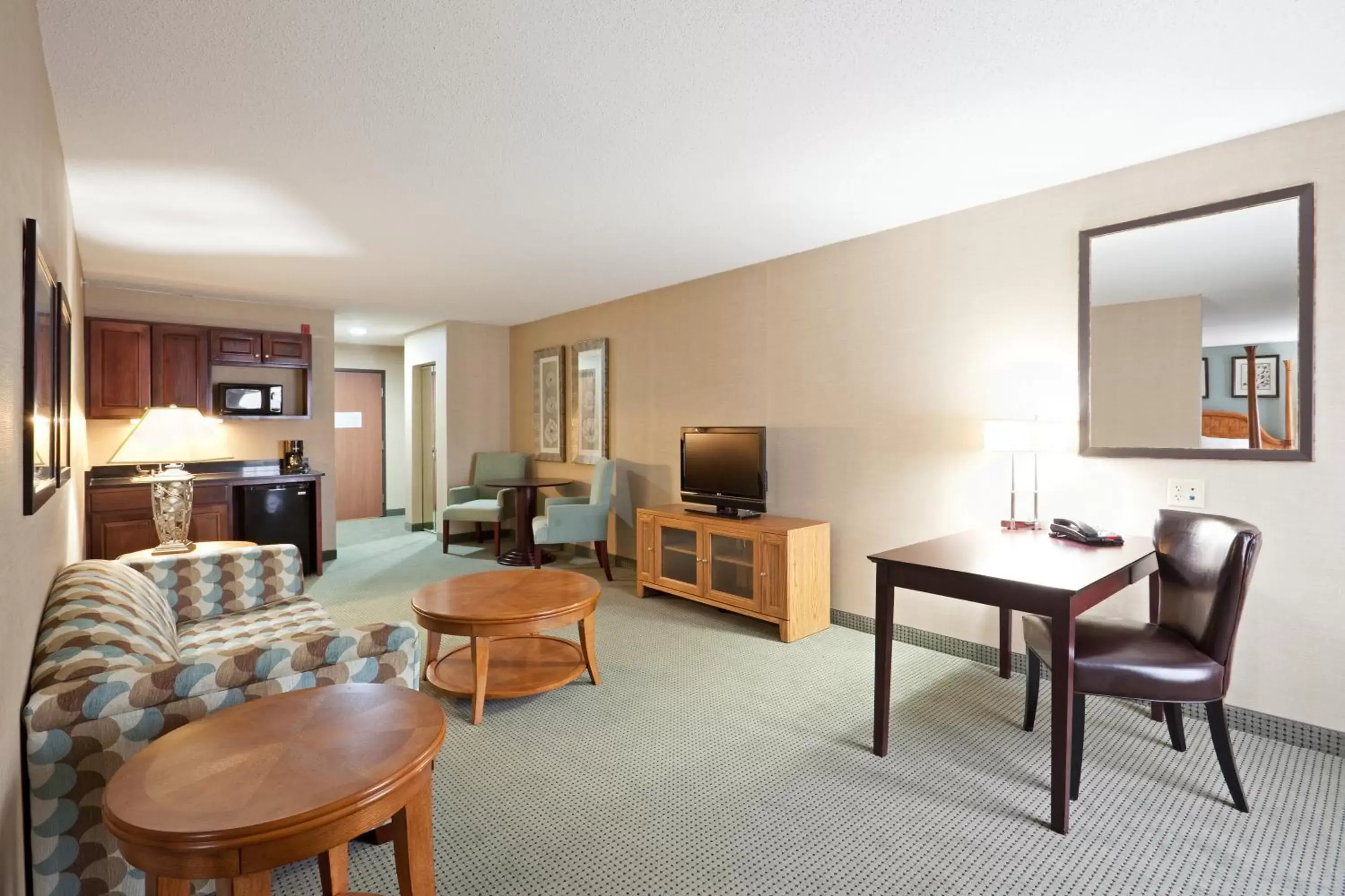 Bedroom, Seating Area in Holiday Inn Express and Suites Meriden, an IHG Hotel