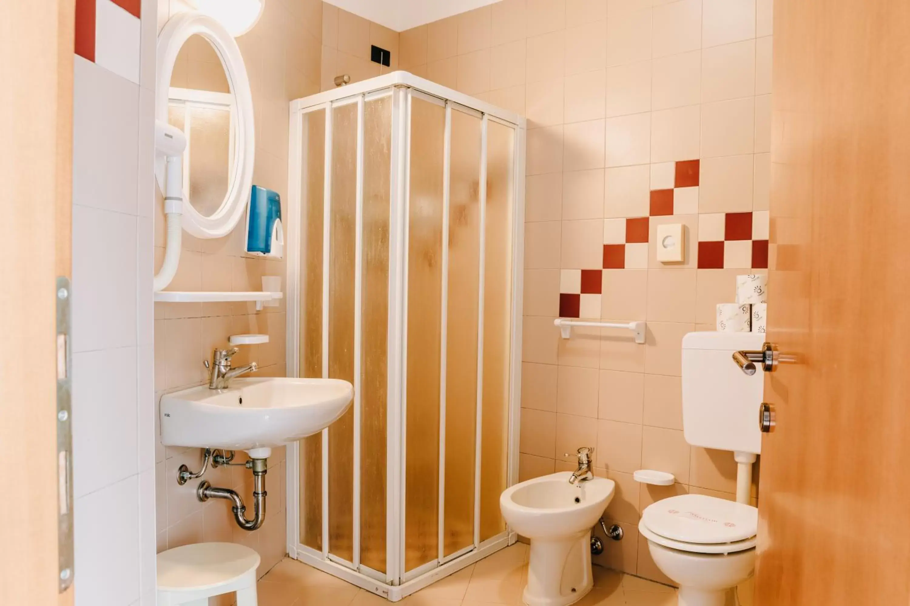 Shower, Bathroom in Hotel Villa Claudia