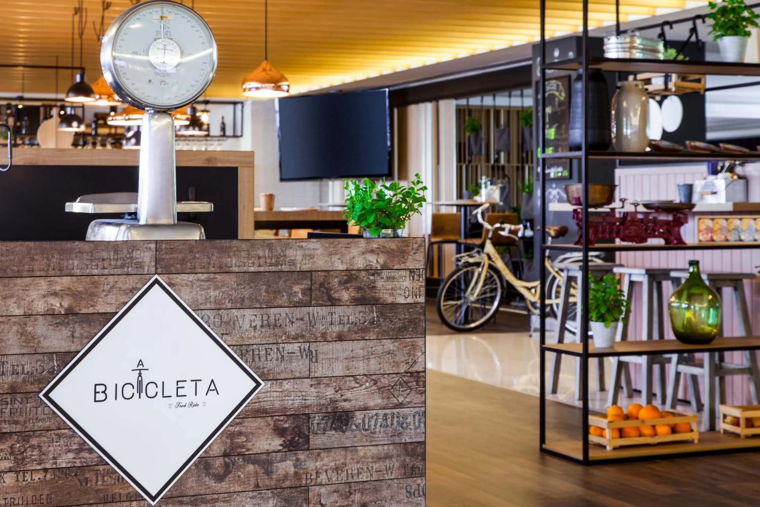 Restaurant/places to eat in Novotel Lisboa