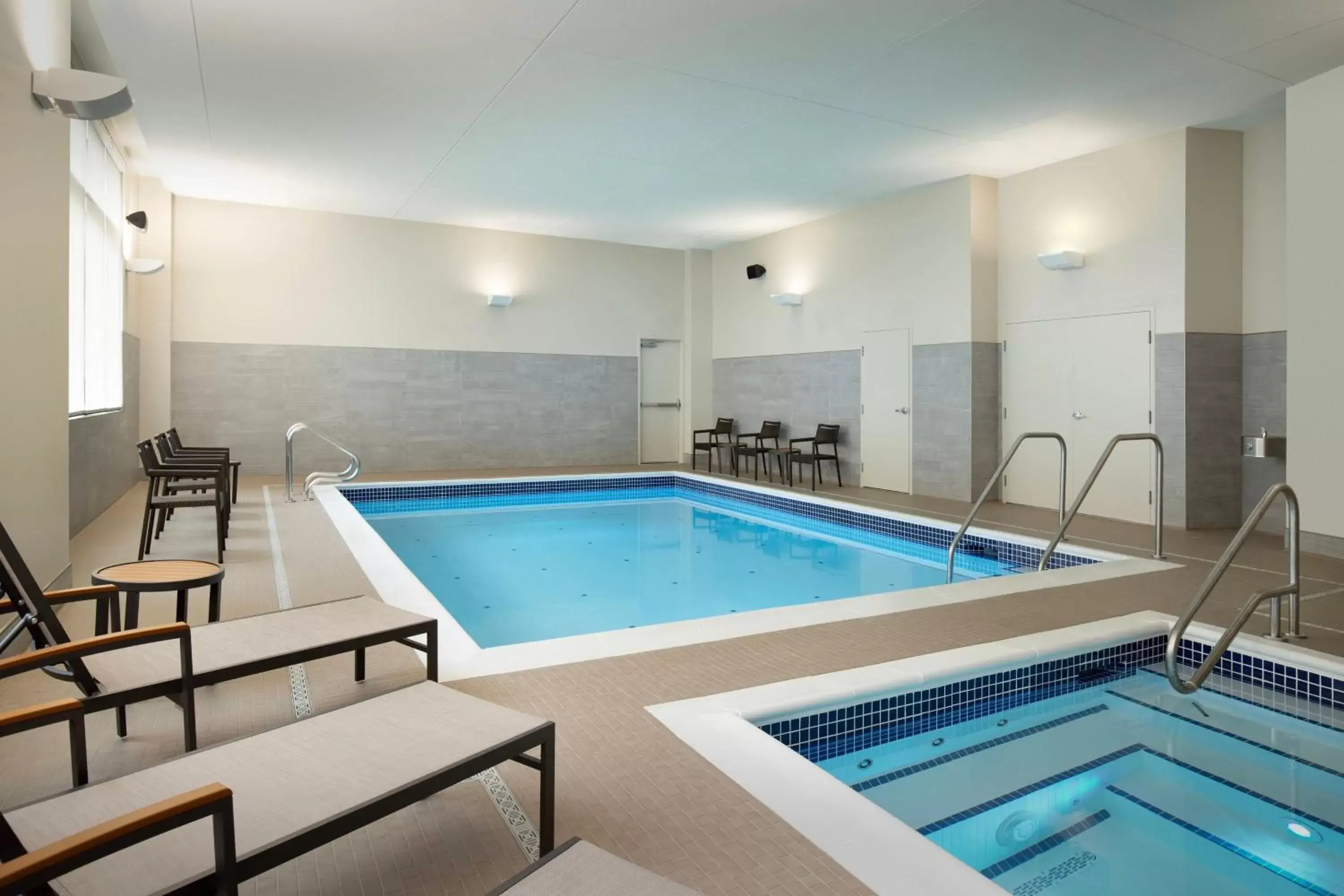 Swimming Pool in Courtyard by Marriott Nanaimo