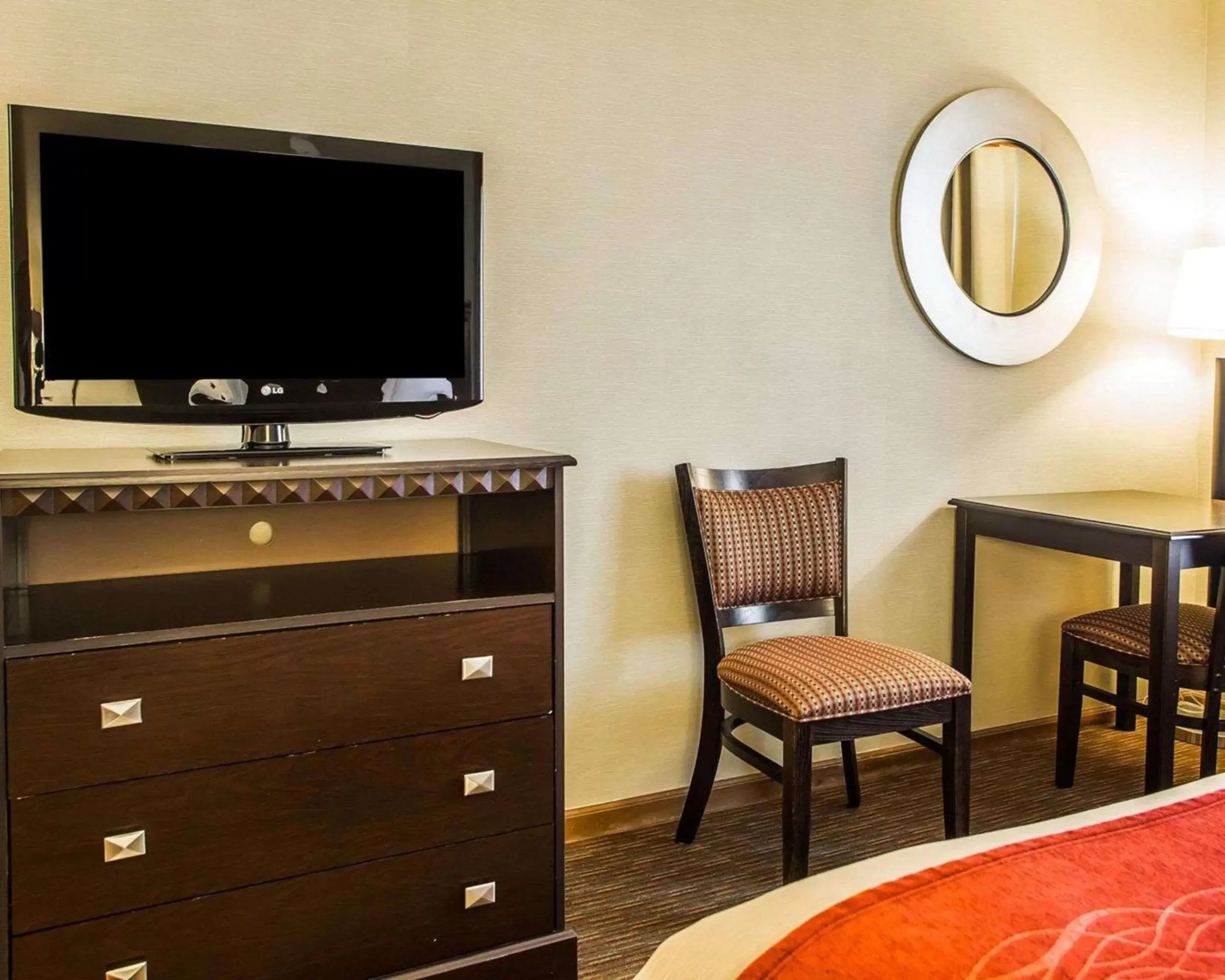 Photo of the whole room, TV/Entertainment Center in Quality Inn Greenville North
