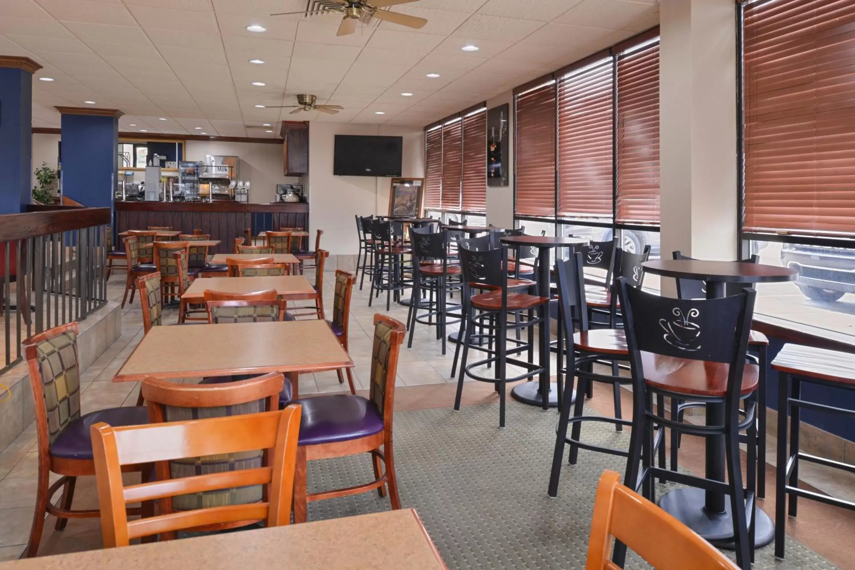 Communal lounge/ TV room, Restaurant/Places to Eat in New Victorian Inn & Suites Omaha