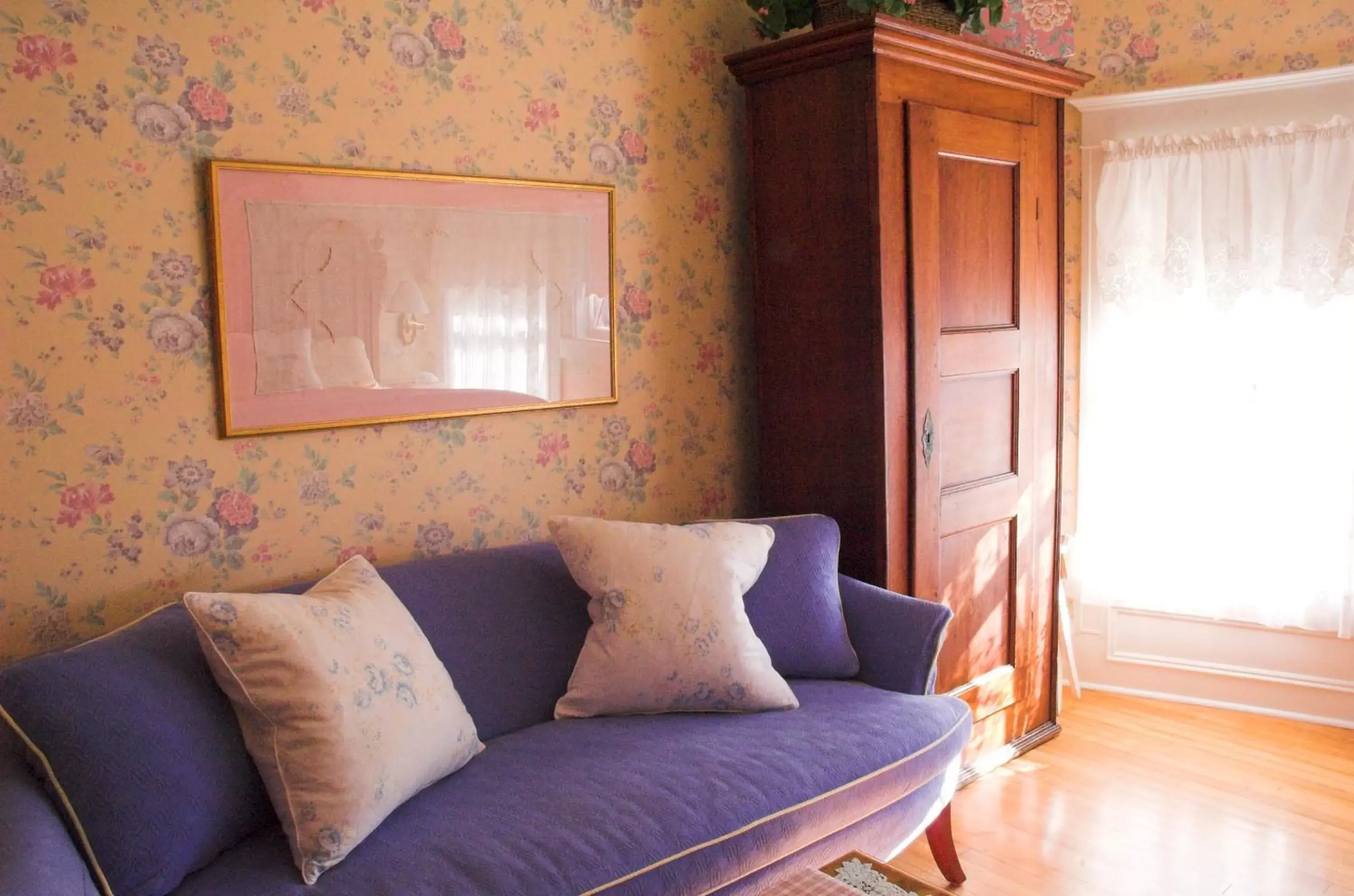 Seating Area in White Lace Inn