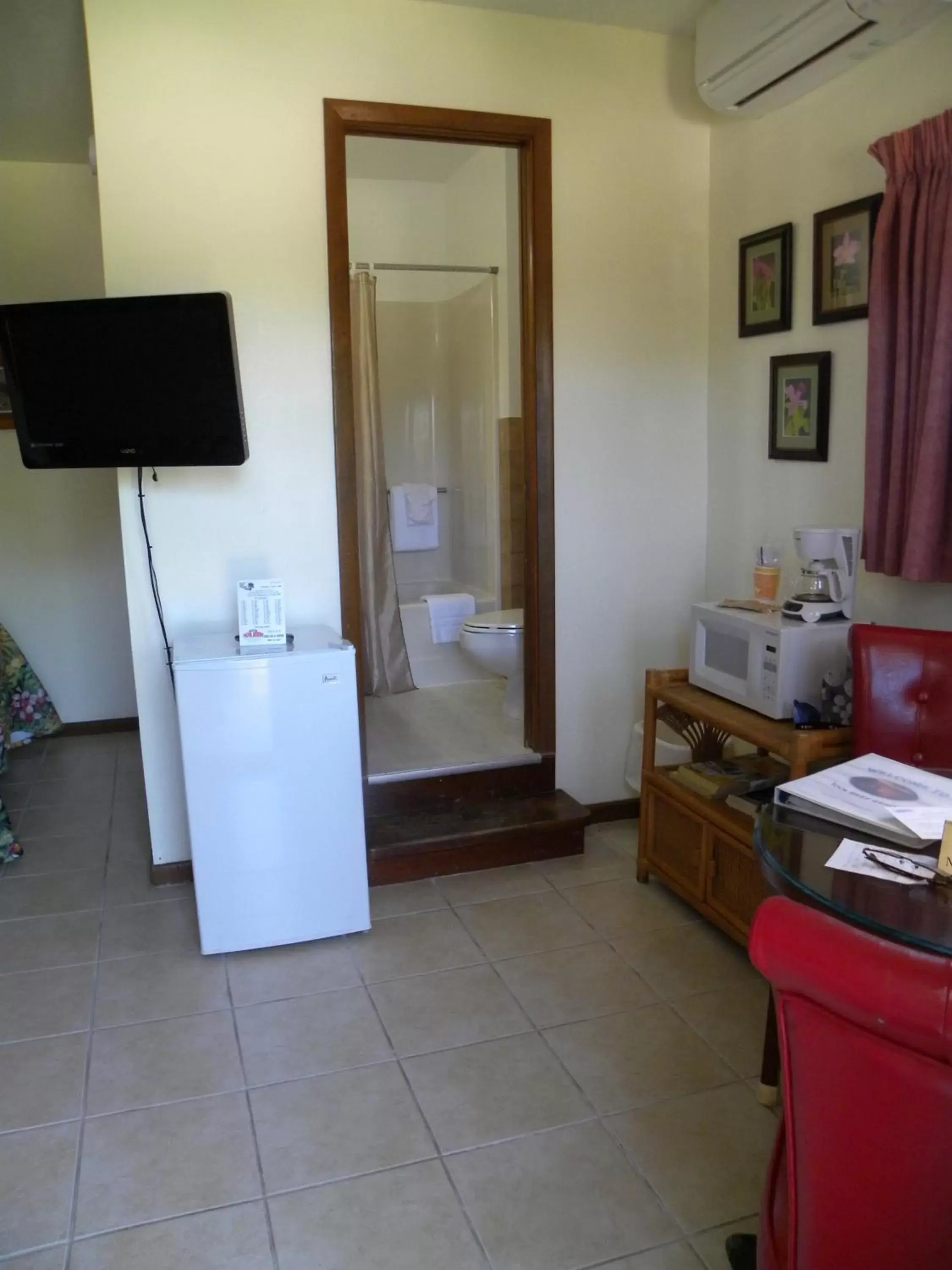 Dining area, Bathroom in Rock Reef Resort