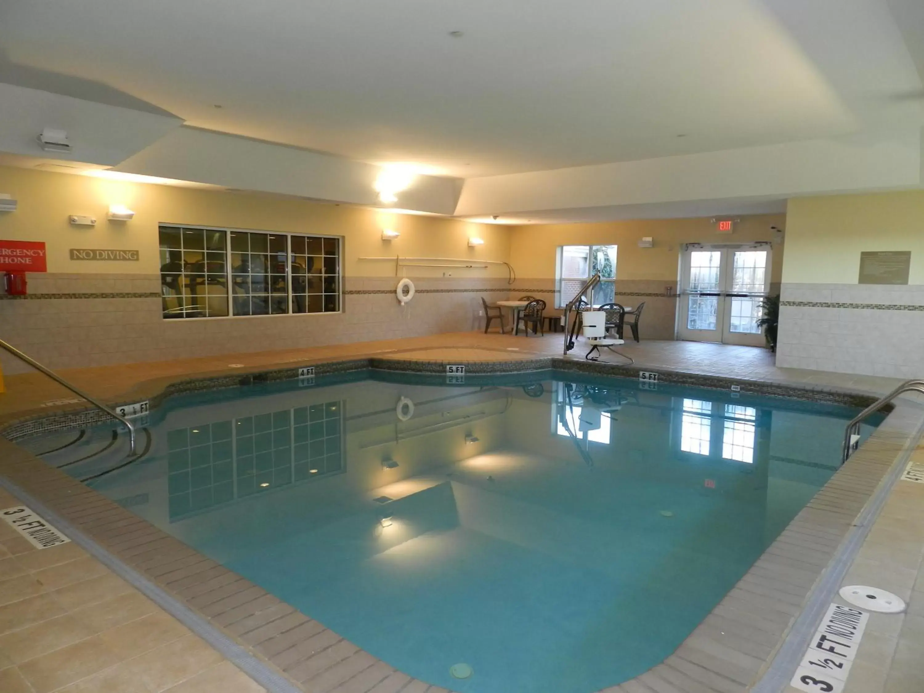 Swimming Pool in Country Inn & Suites by Radisson, Braselton, GA