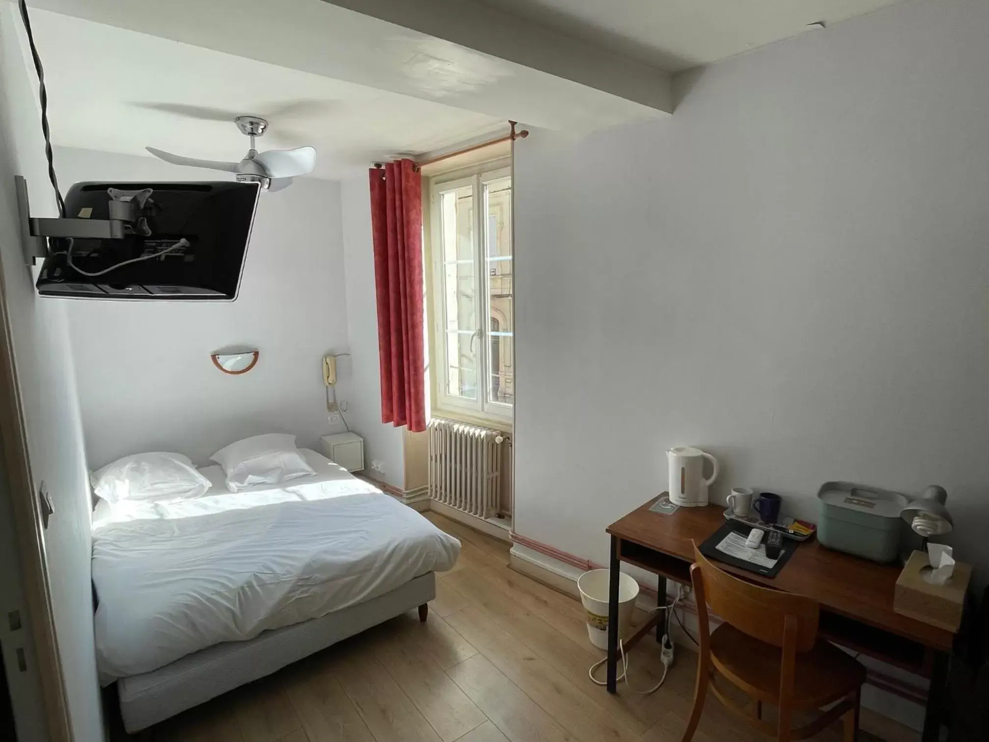 Photo of the whole room, Bed in Hôtel de Verdun