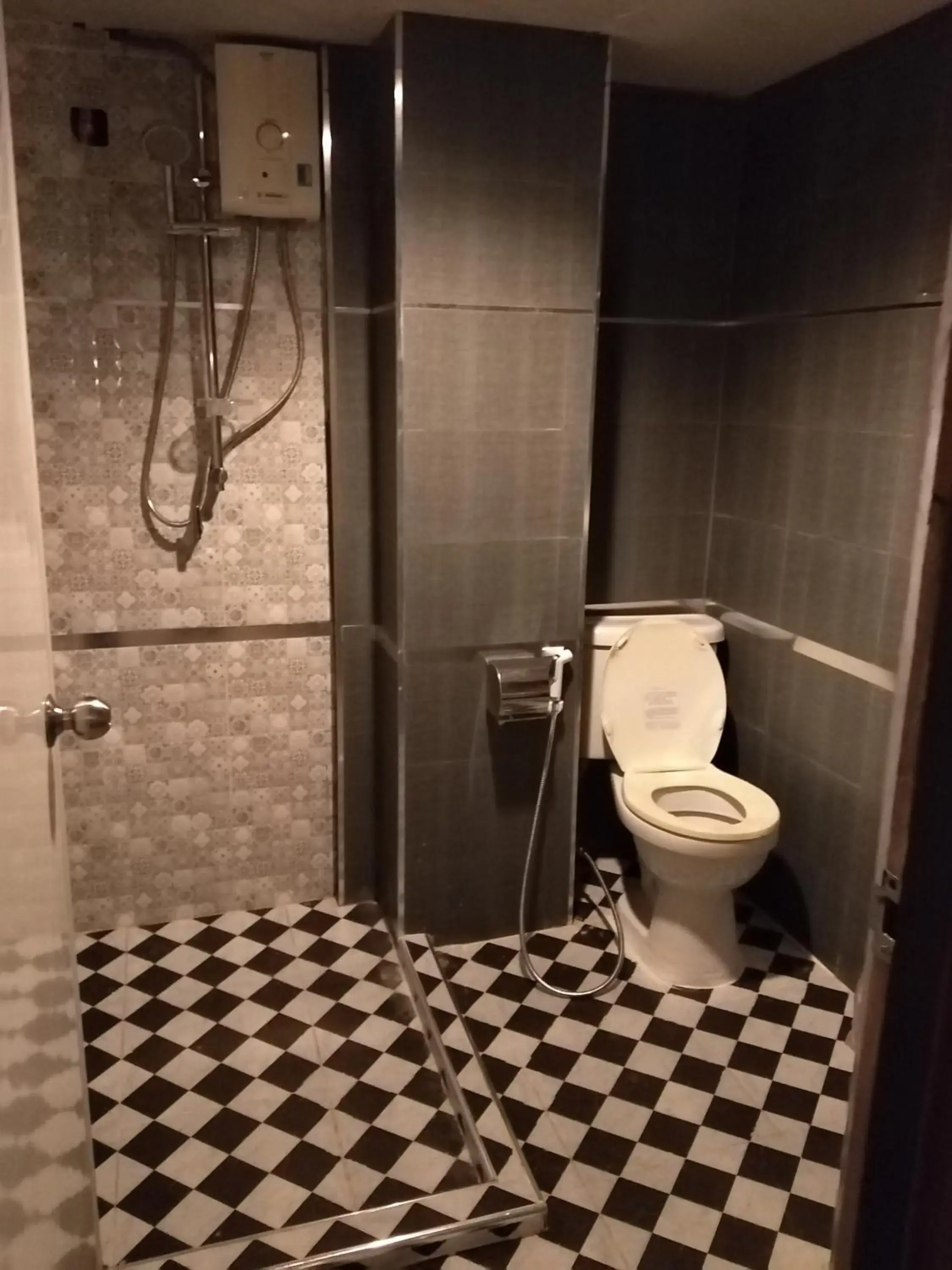 Bathroom in Pimpimarn Beach Hotel