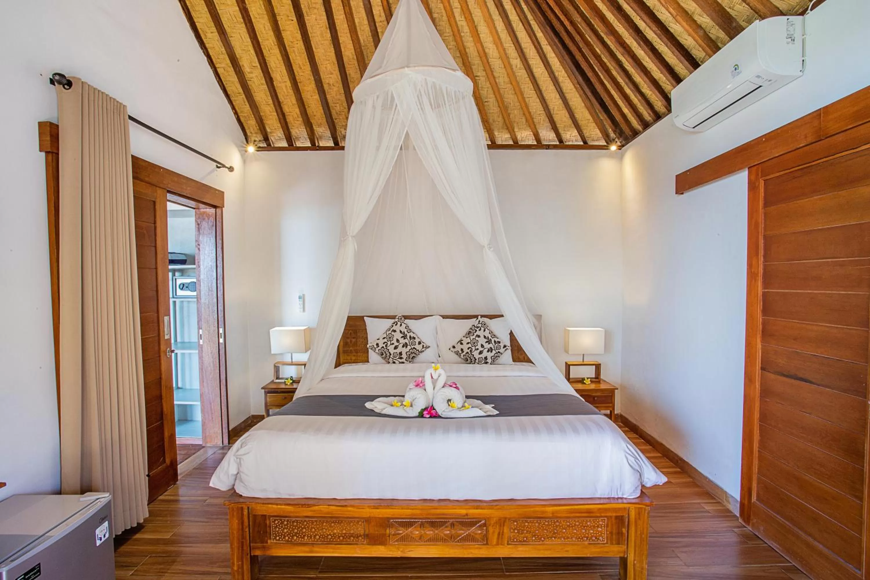 Bed in Nusa Veranda Sunset Villas & Restaurant