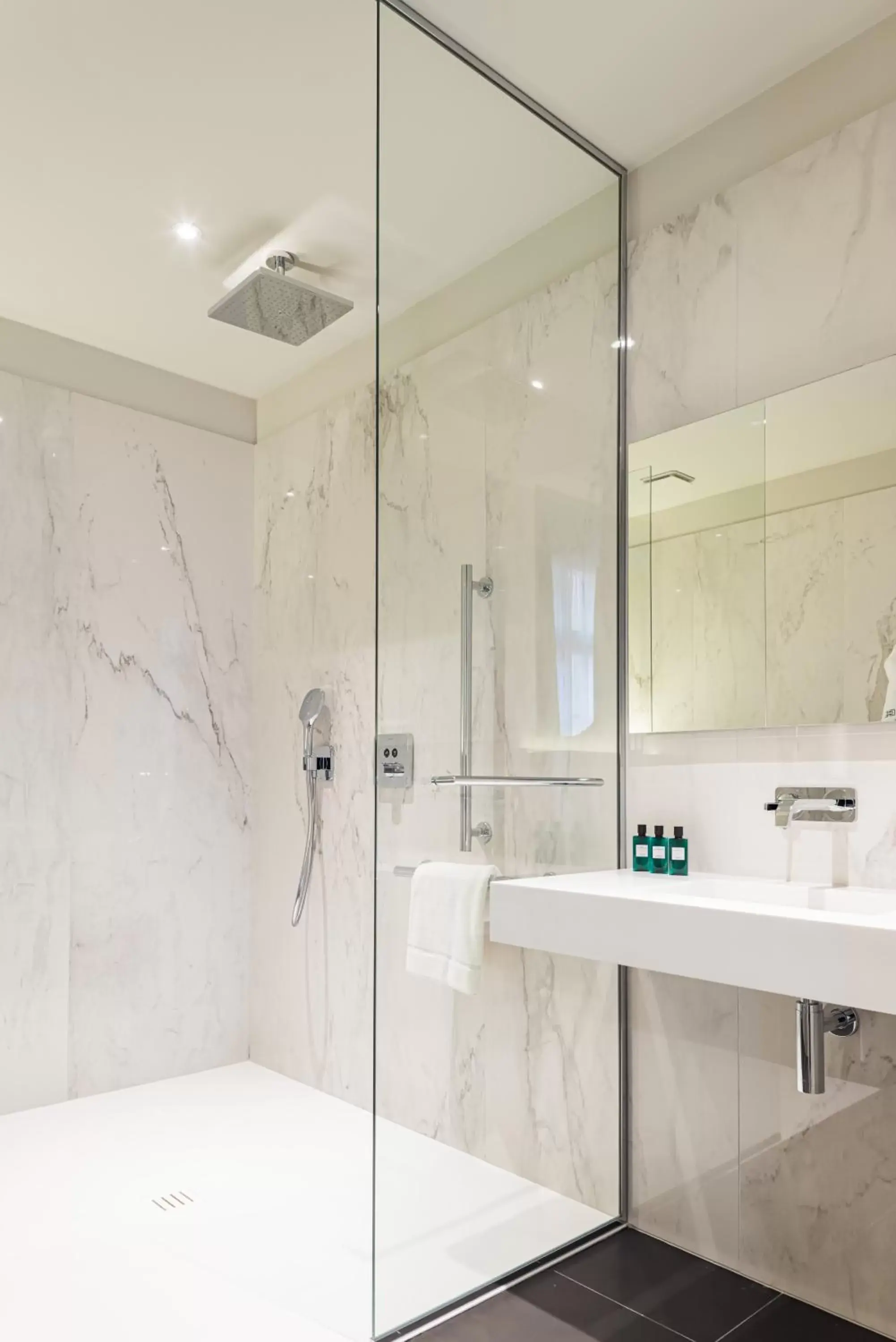Shower, Bathroom in Villas Foch Boutique Hotel & Spa Bordeaux