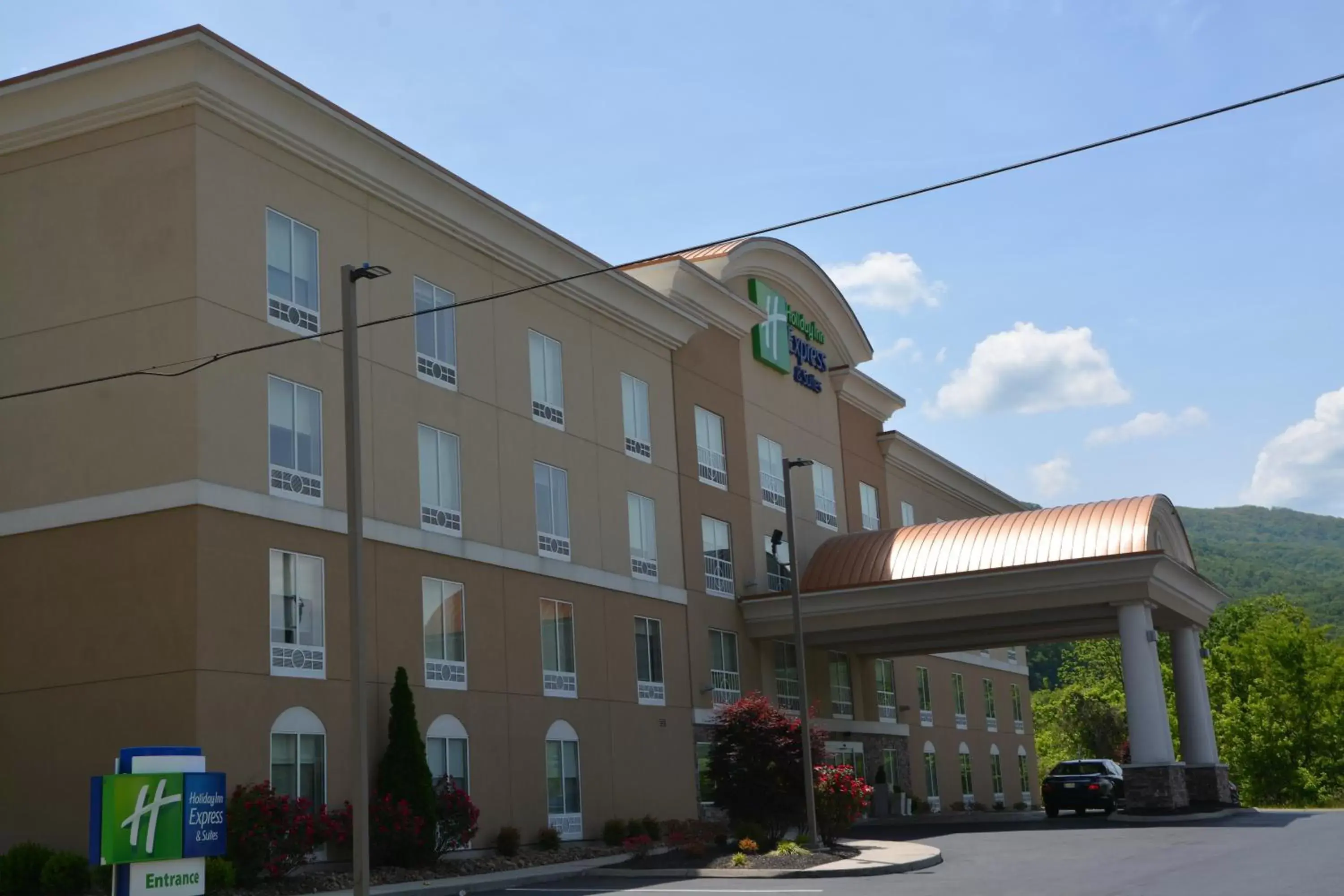 Property building in Holiday Inn Express & Suites Caryville, an IHG Hotel