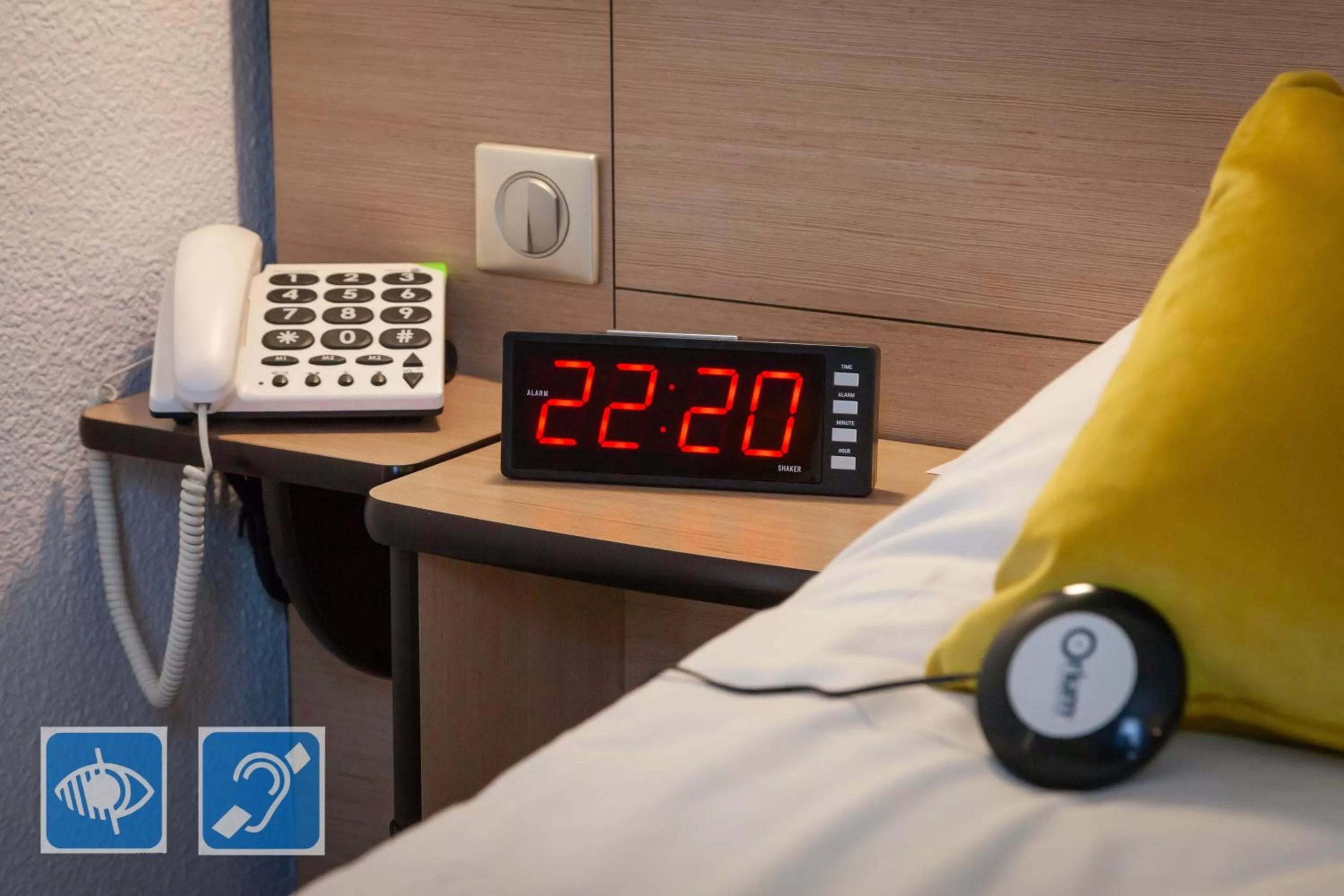 People, Bed in Kyriad Niort-Espace MendesFrance