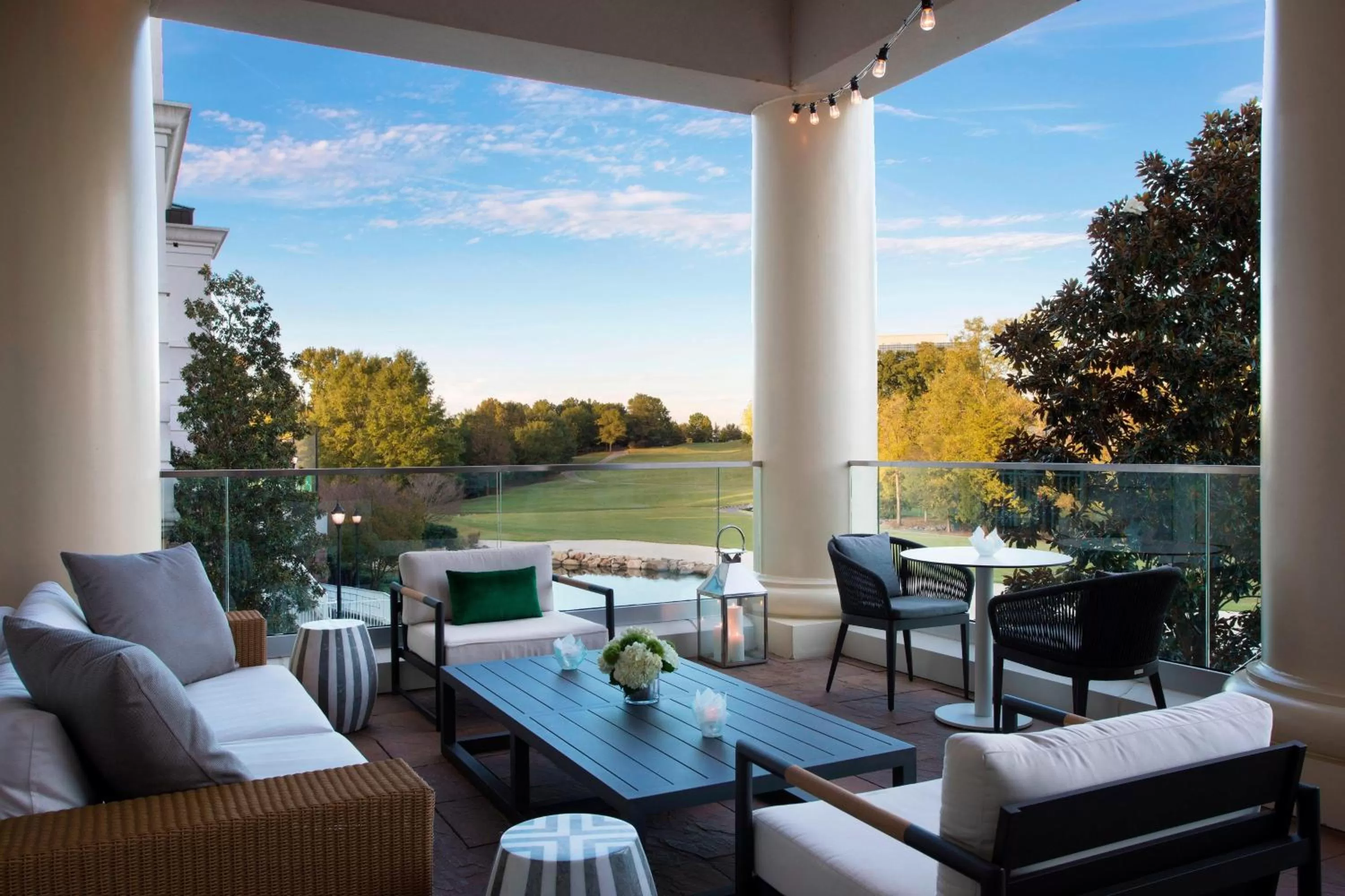 Lounge or bar in The Ballantyne, a Luxury Collection Hotel, Charlotte