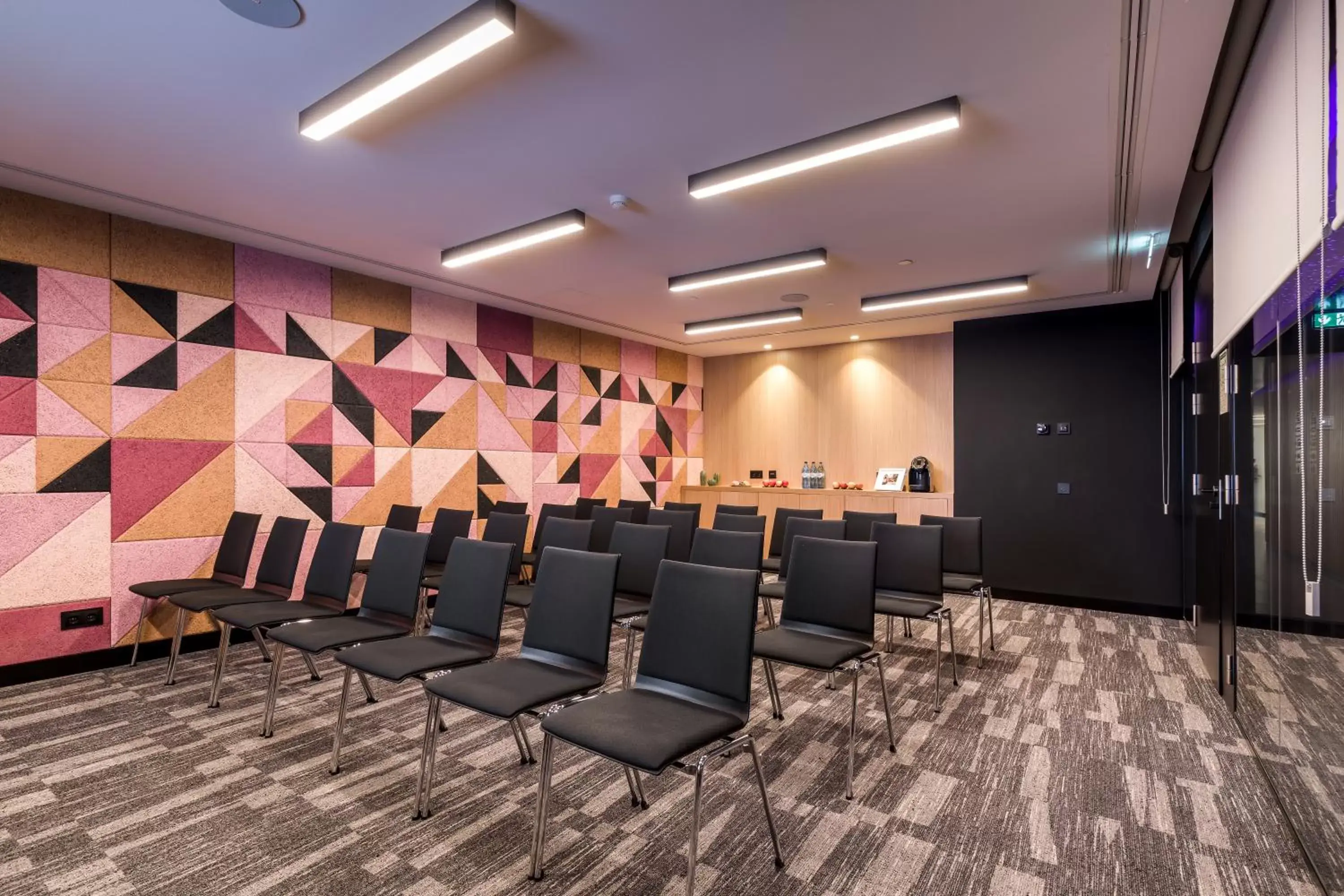 Meeting/conference room in YOTEL Porto