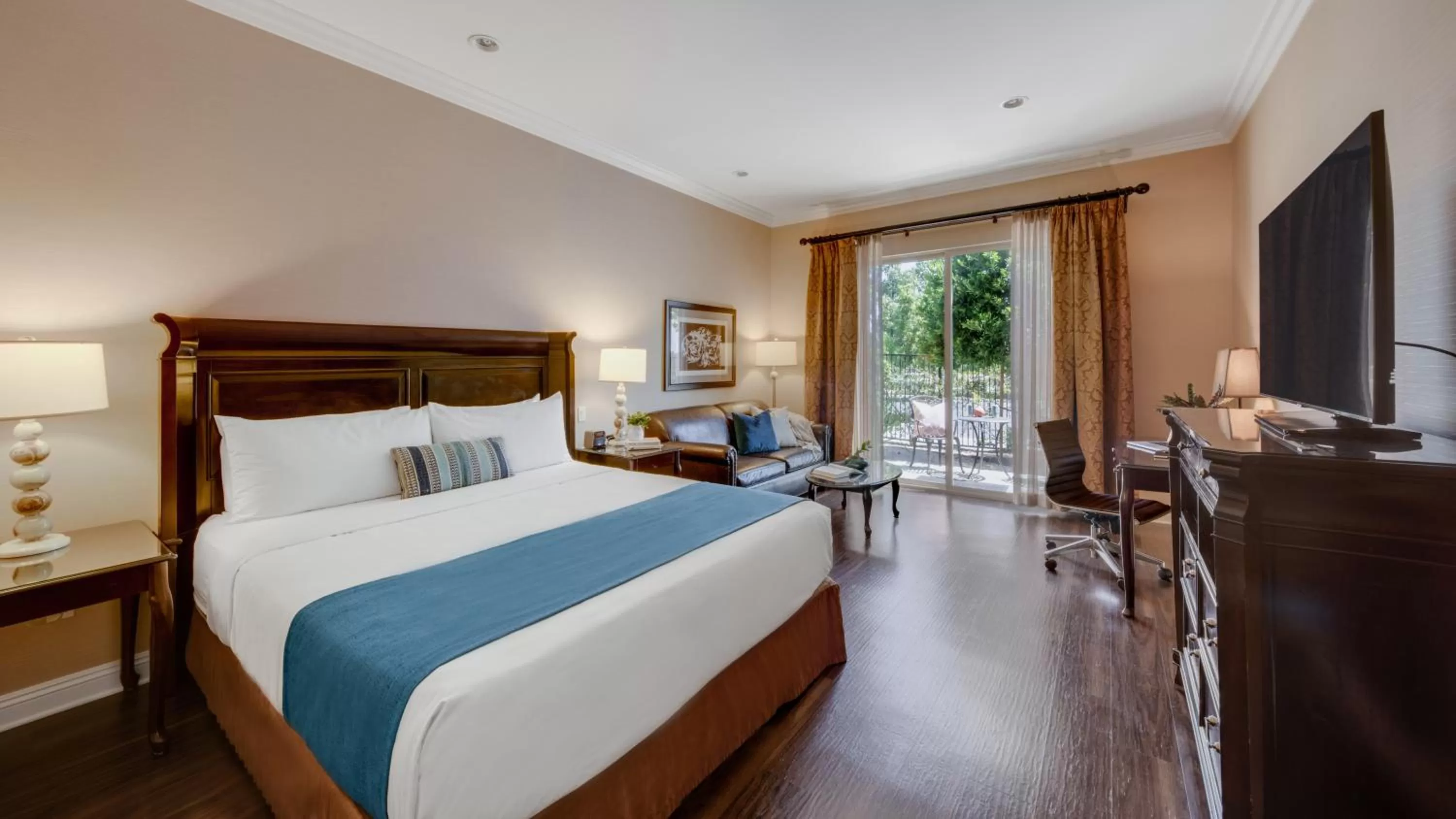 Patio, Bed in Ayres Hotel & Spa Moreno Valley/Riverside