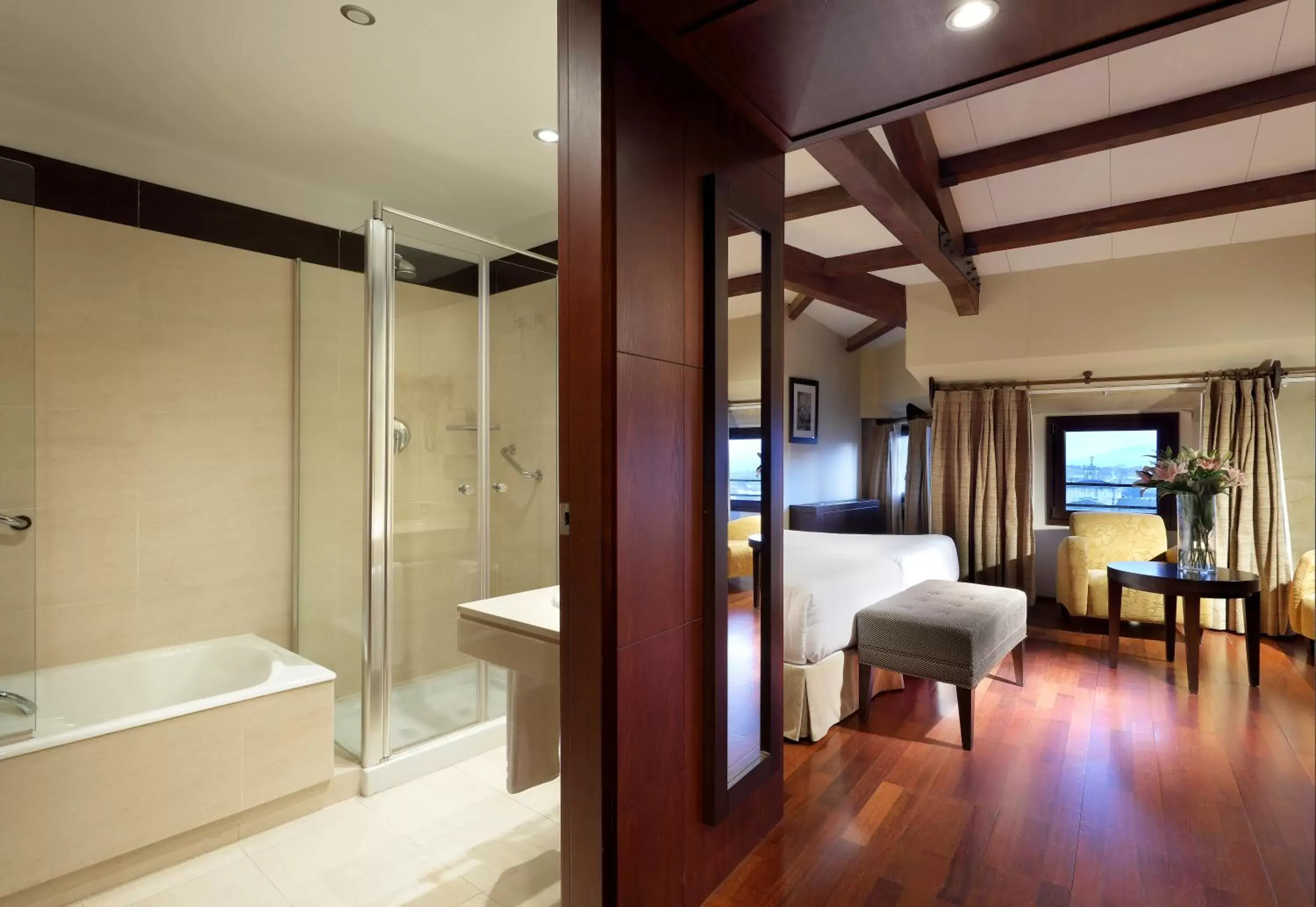 Shower, TV/Entertainment Center in Eurostars Palacio de Santa Marta