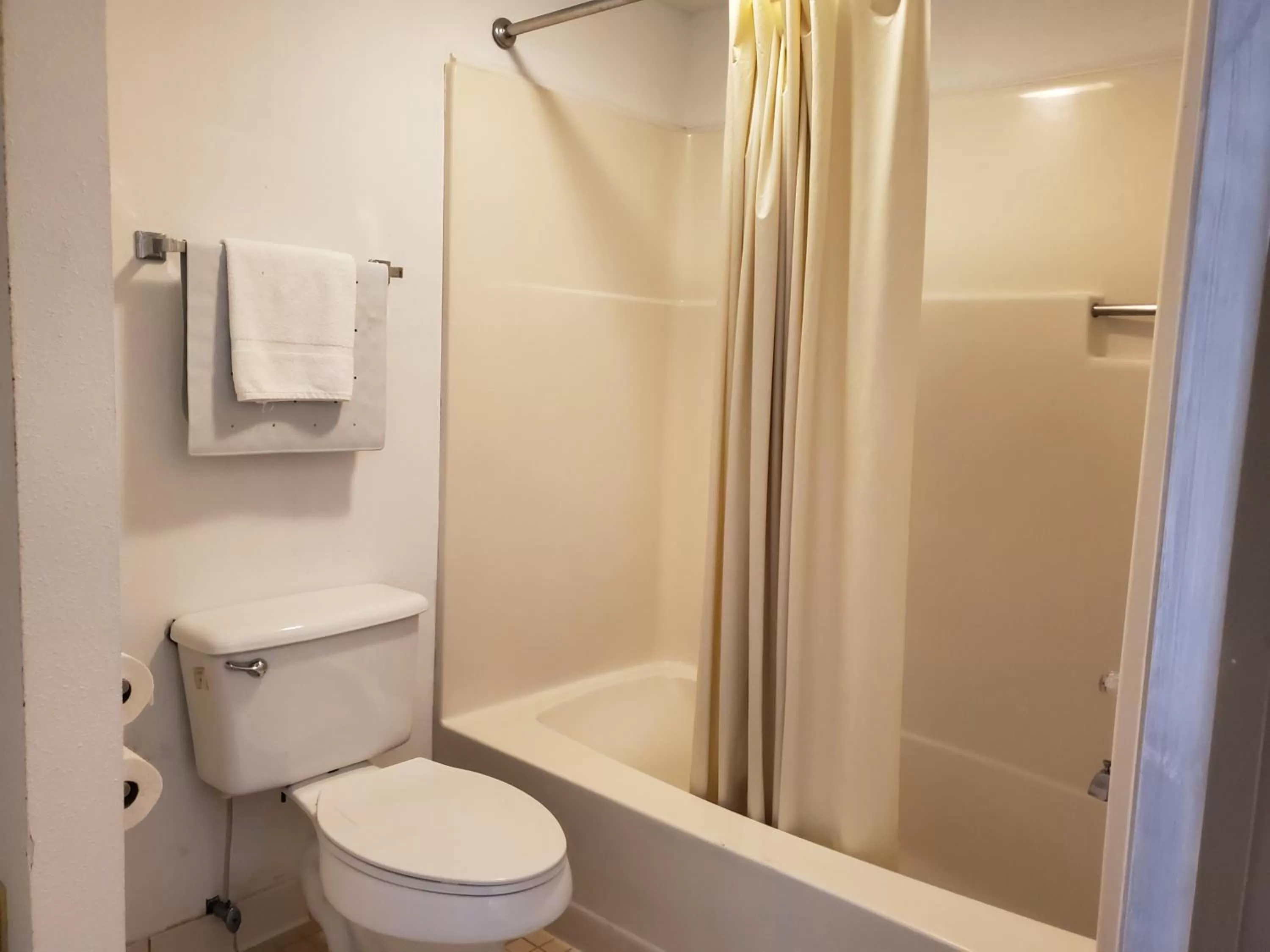 Bathroom in Colonial House Motel