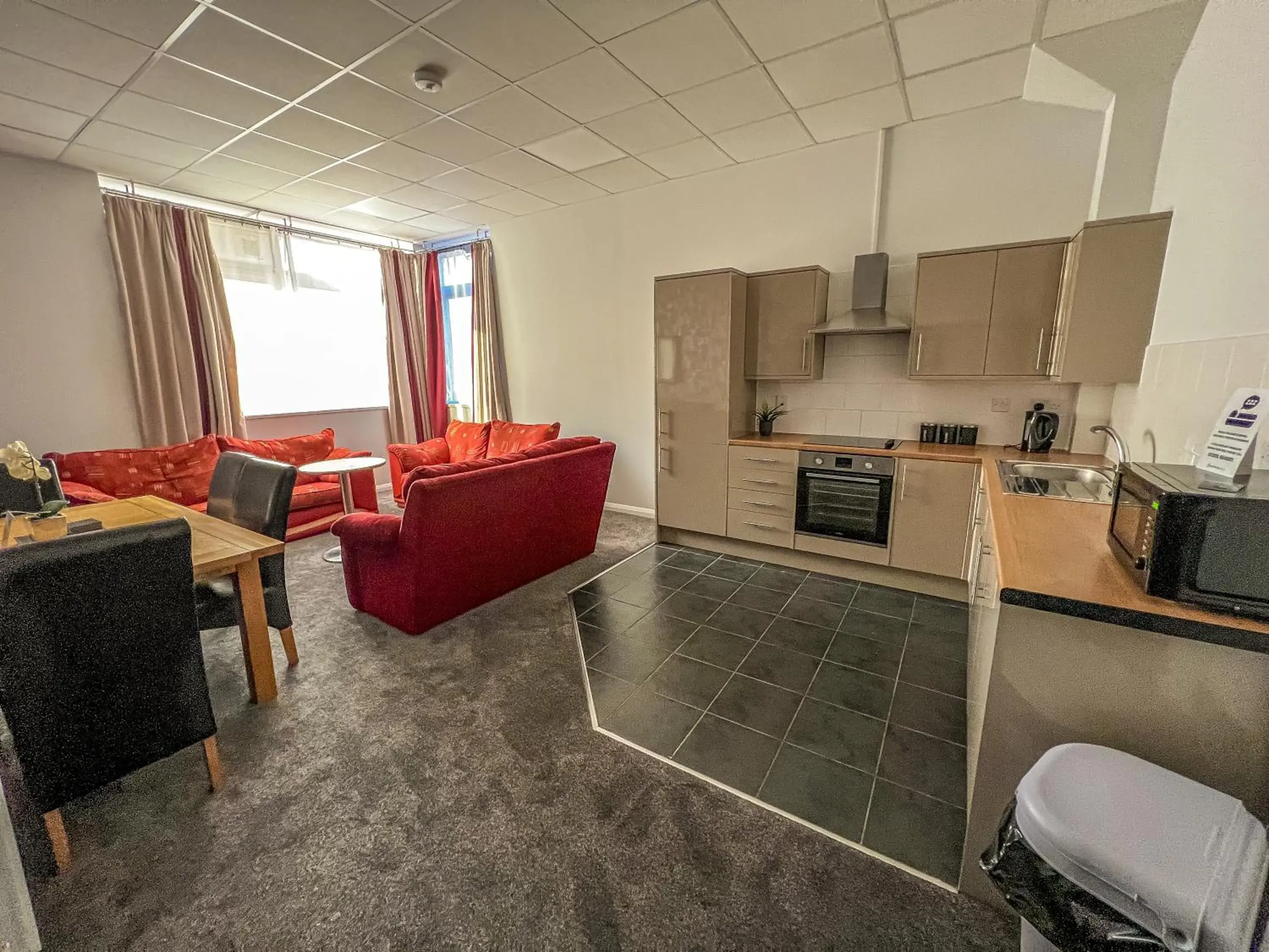 Living room, Kitchen/Kitchenette in County Hall Apartment Hotel