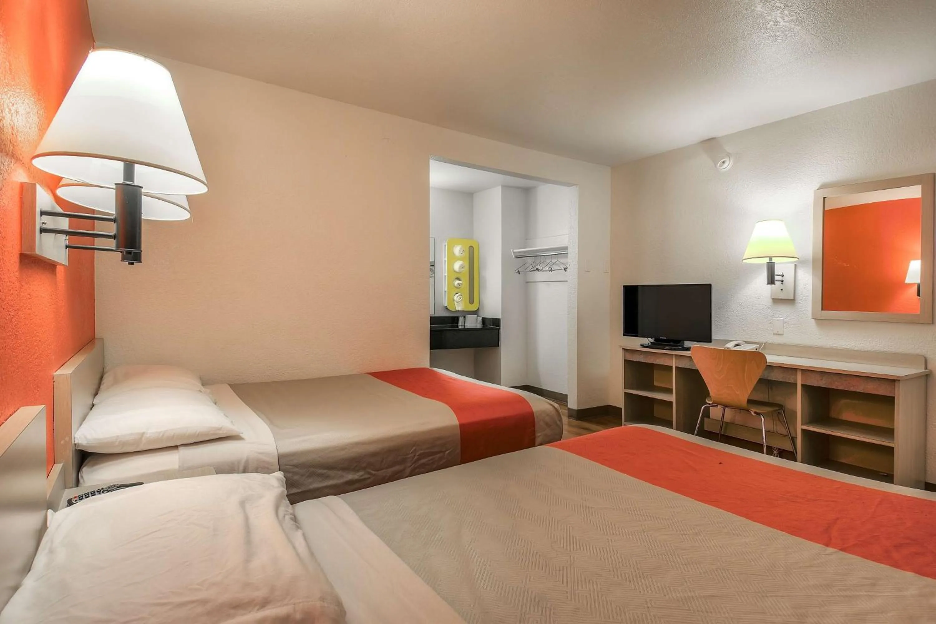 TV and multimedia, Bed in Motel 6-Chino, CA - Los Angeles Area