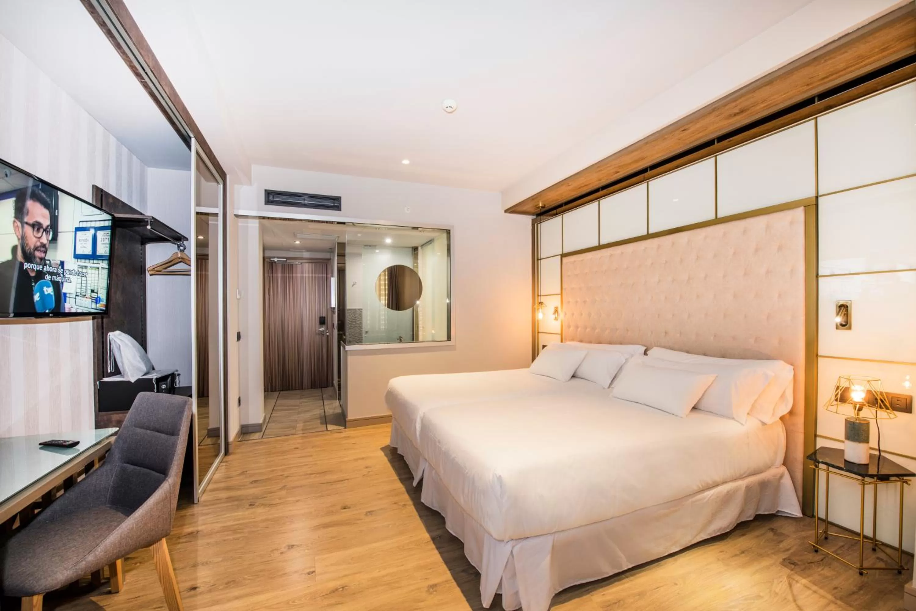 Photo of the whole room, Bed in Barceló Ourense