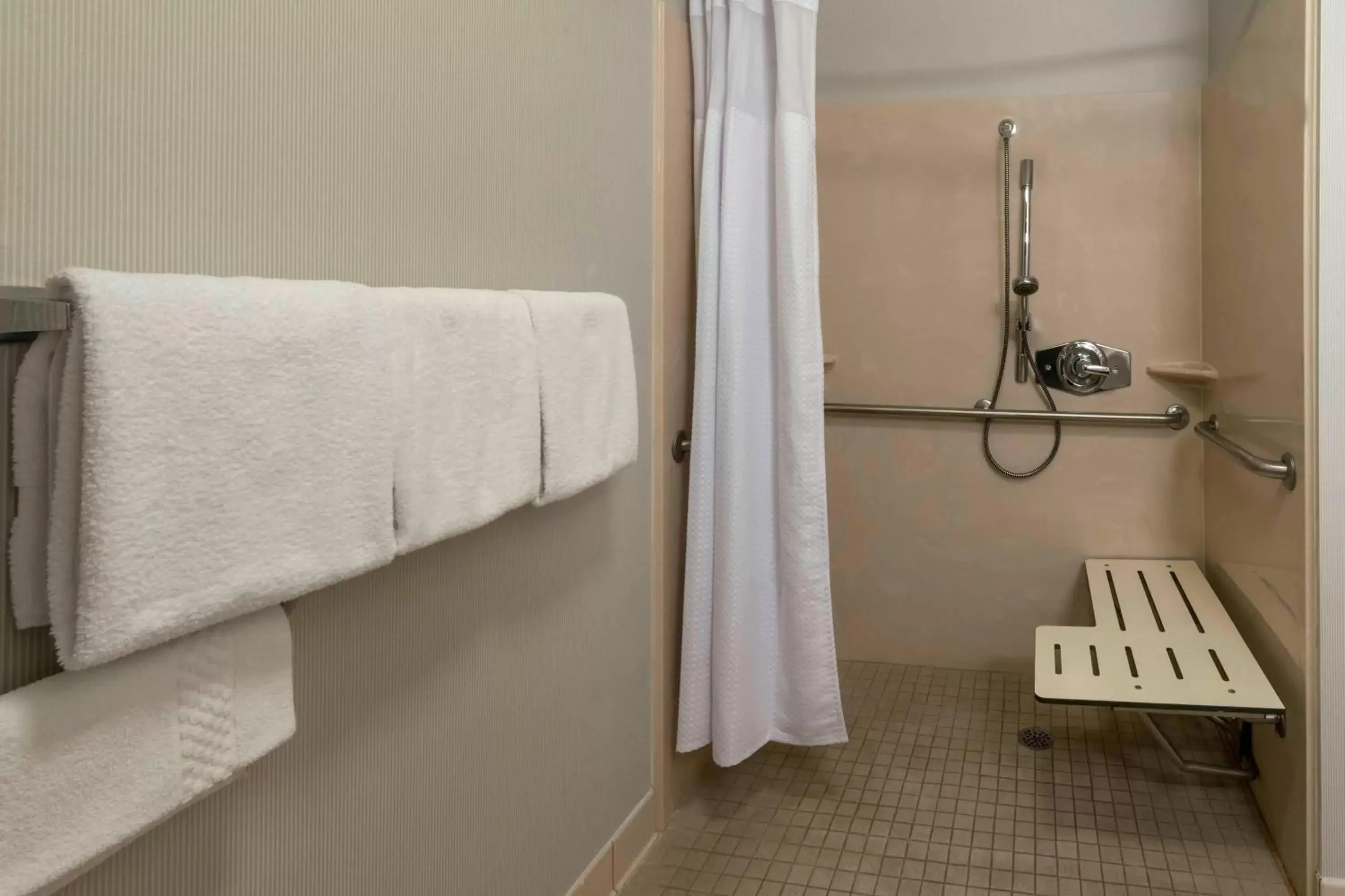 Bathroom in Courtyard by Marriott Lakeland