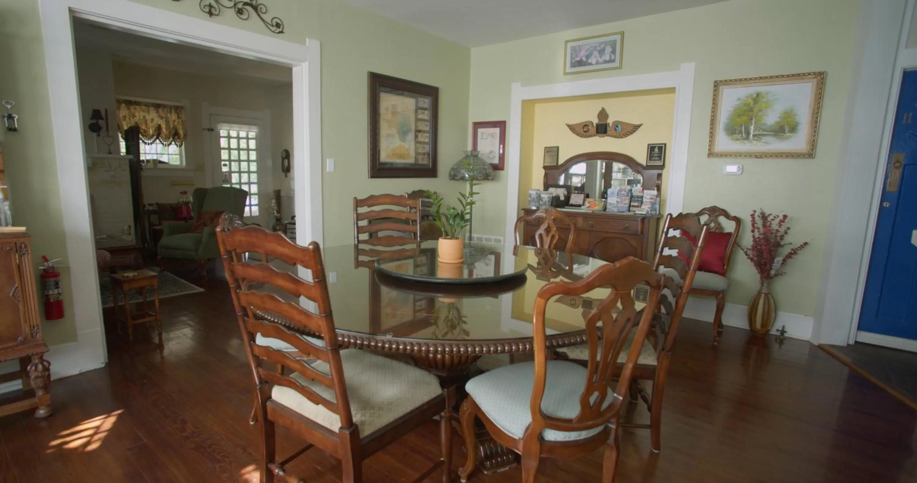 Dining area in Granbury Gardens Bed and Breakfast