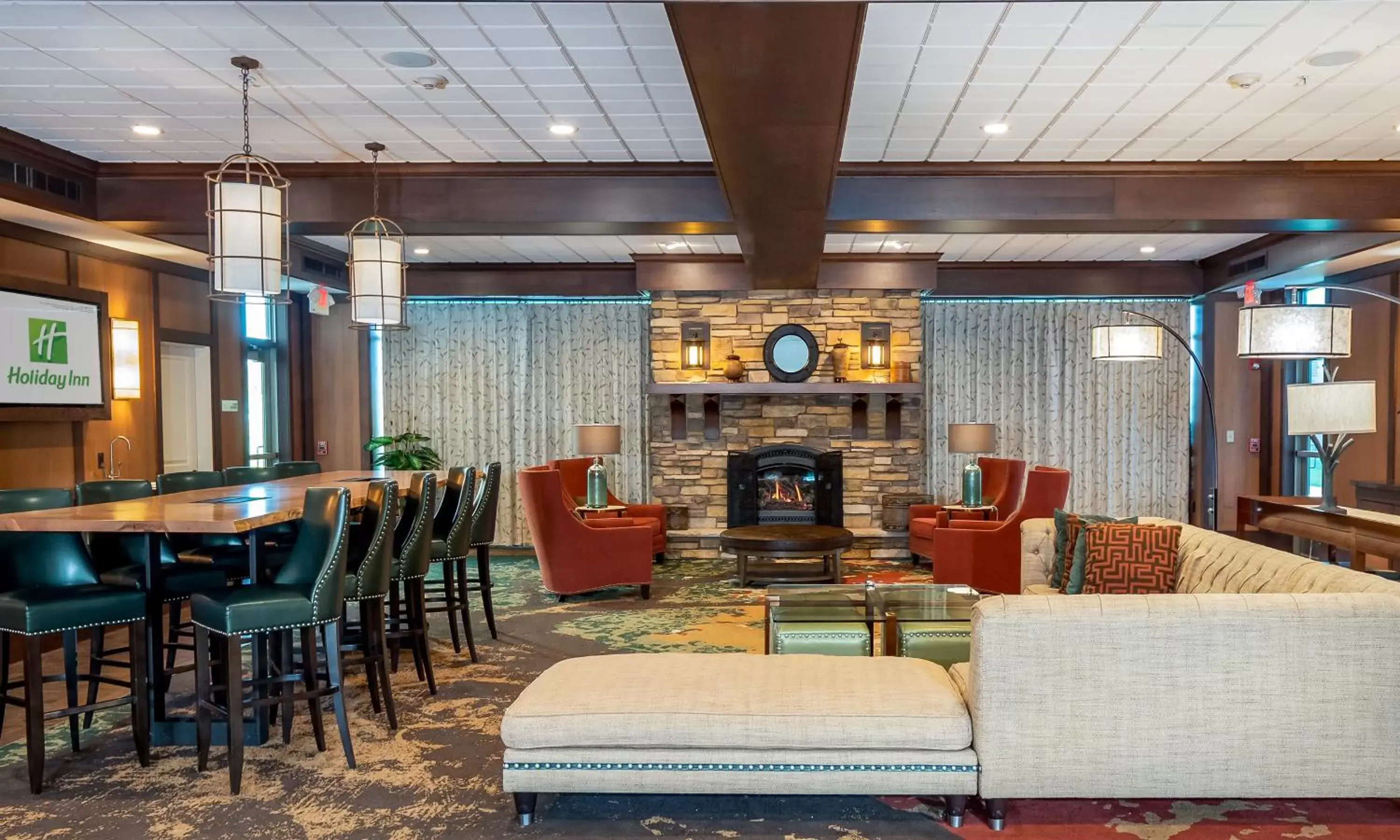 Property building, Lounge/Bar in Holiday Inn Stevens Point - Convention Center, an IHG Hotel