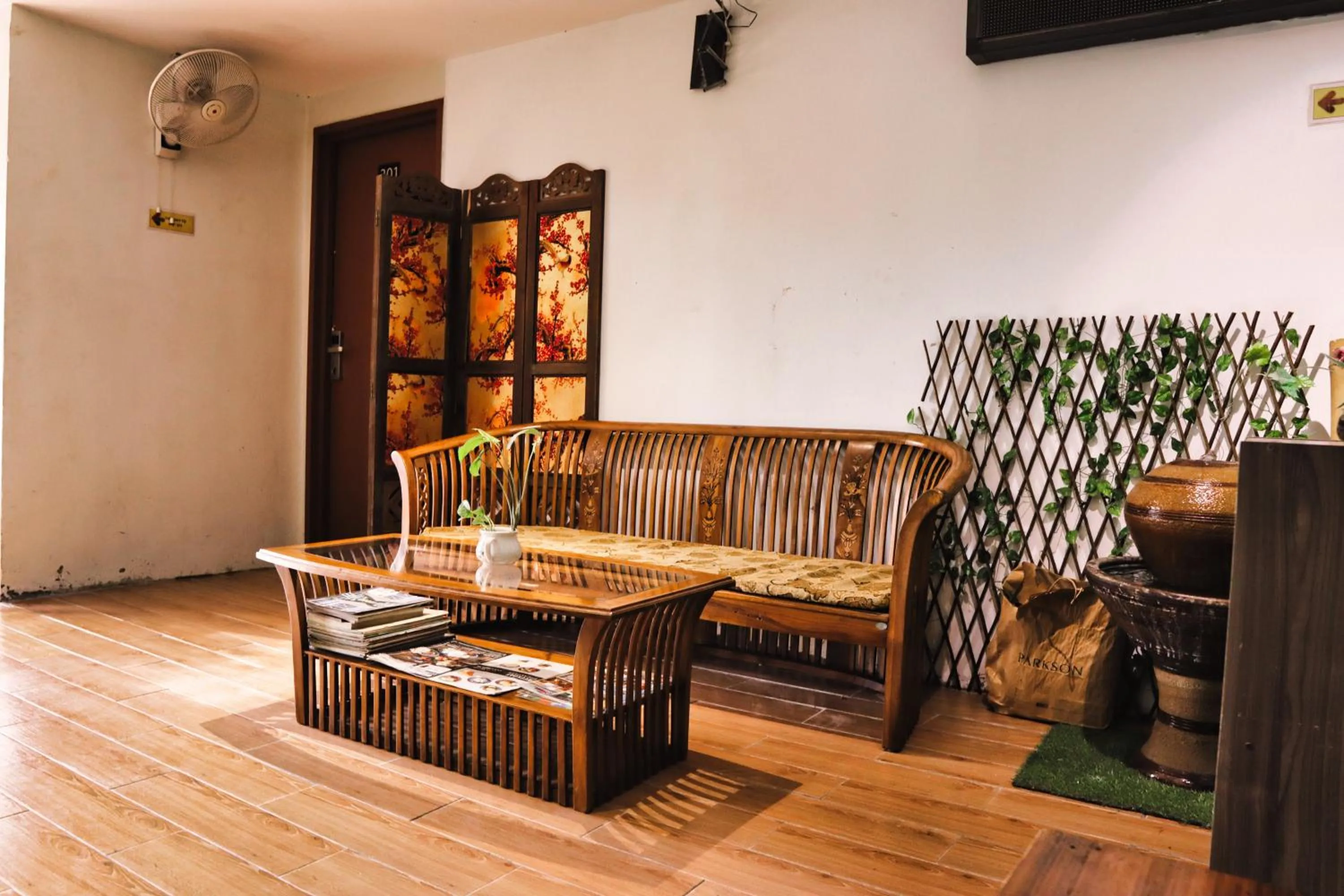 Communal lounge/ TV room in Rain Forest Hotel