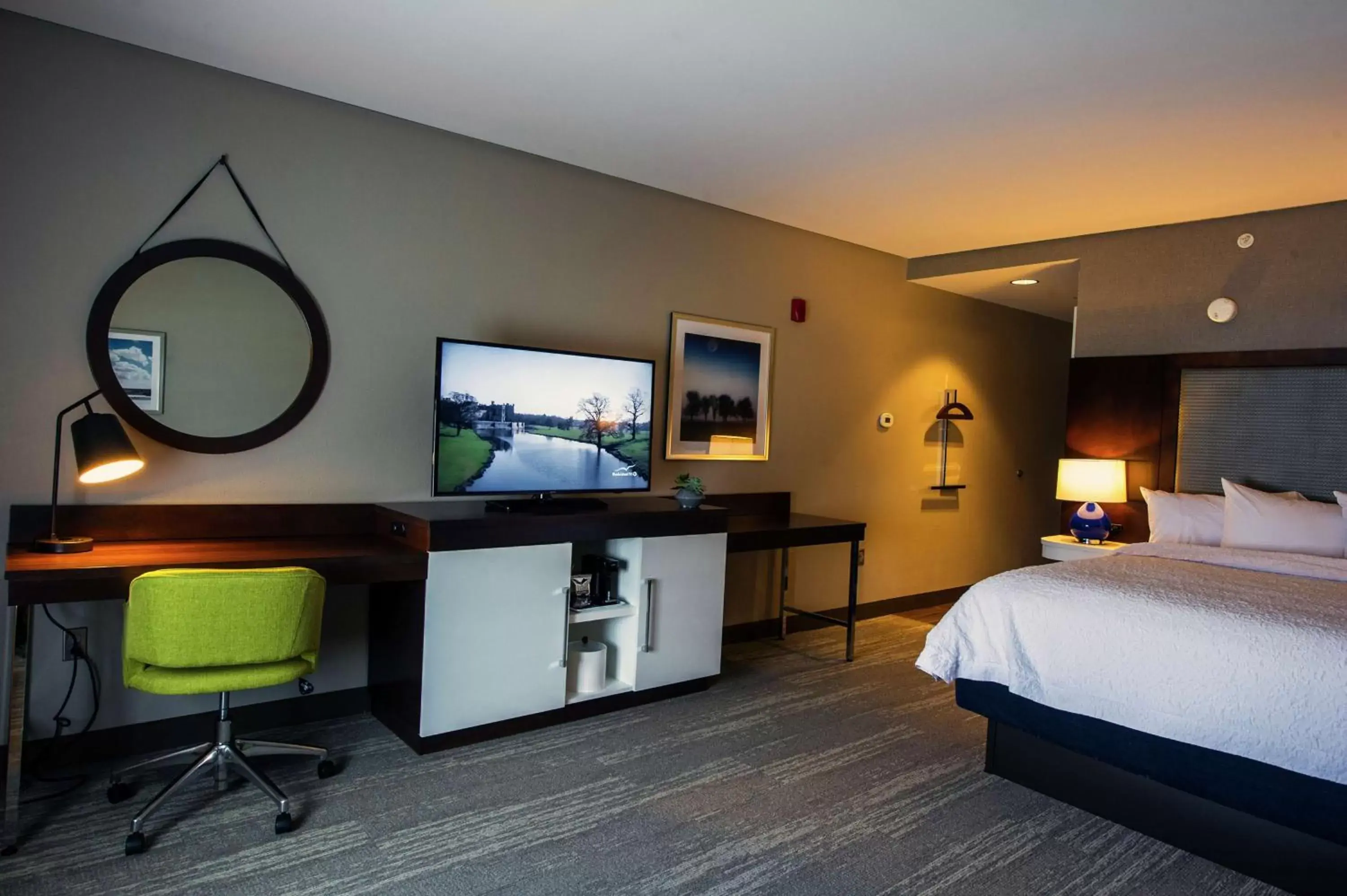 Bedroom, TV/Entertainment Center in Hampton Inn & Suites/Foxborough/Mansfield