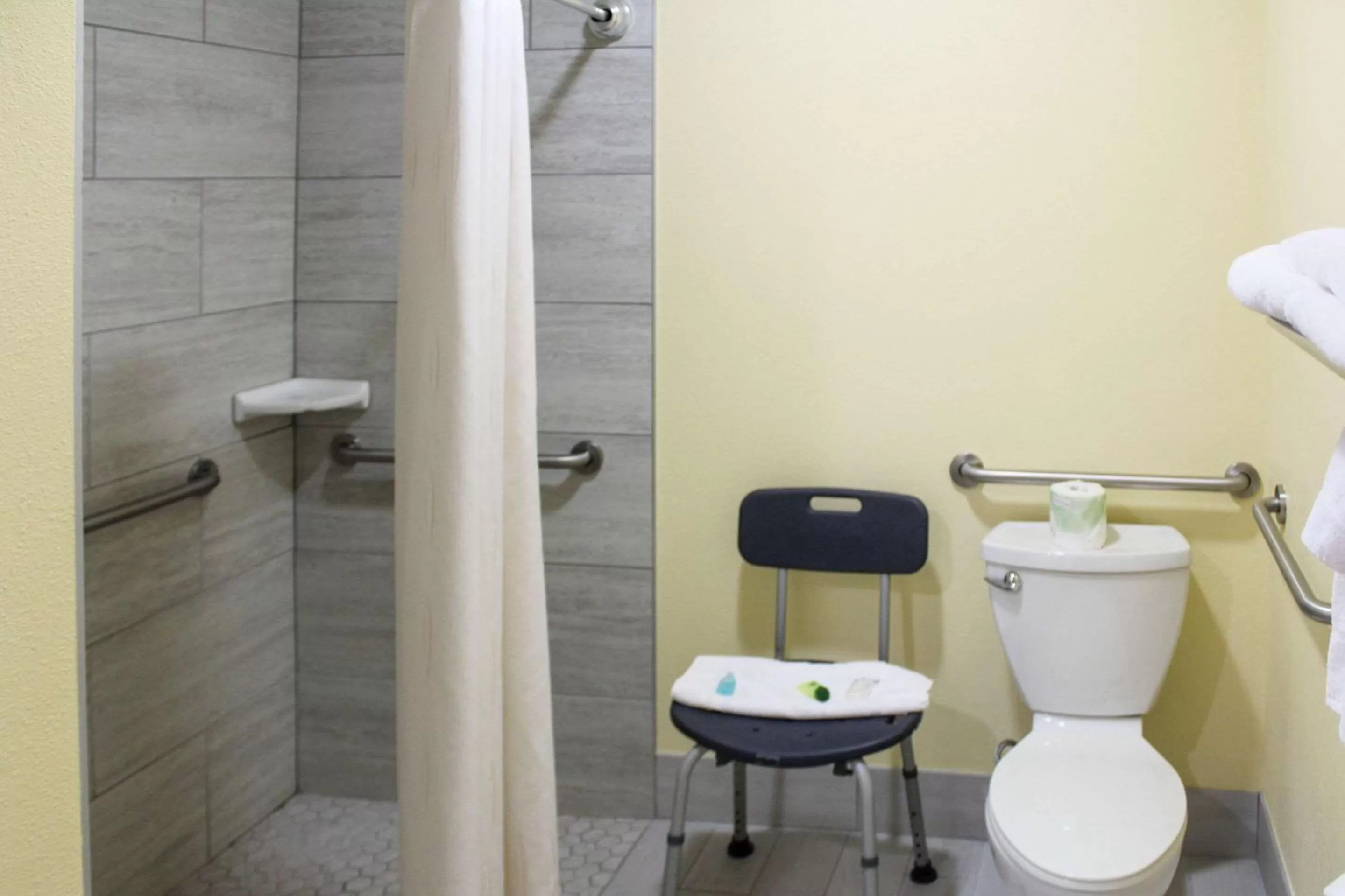 Bedroom in Rodeway Inn Medford South I-5