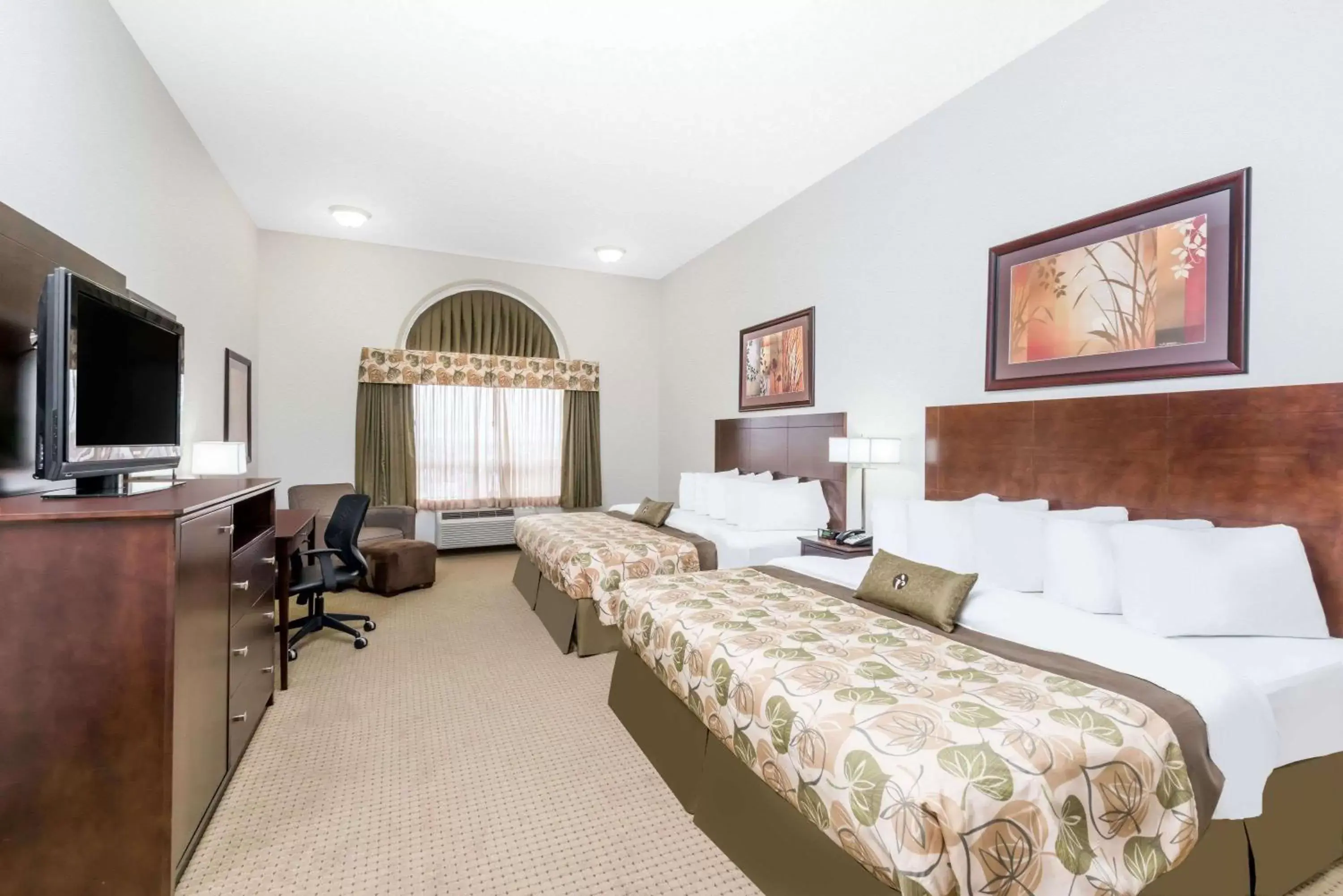 Photo of the whole room, Bed in Ramada by Wyndham Olds