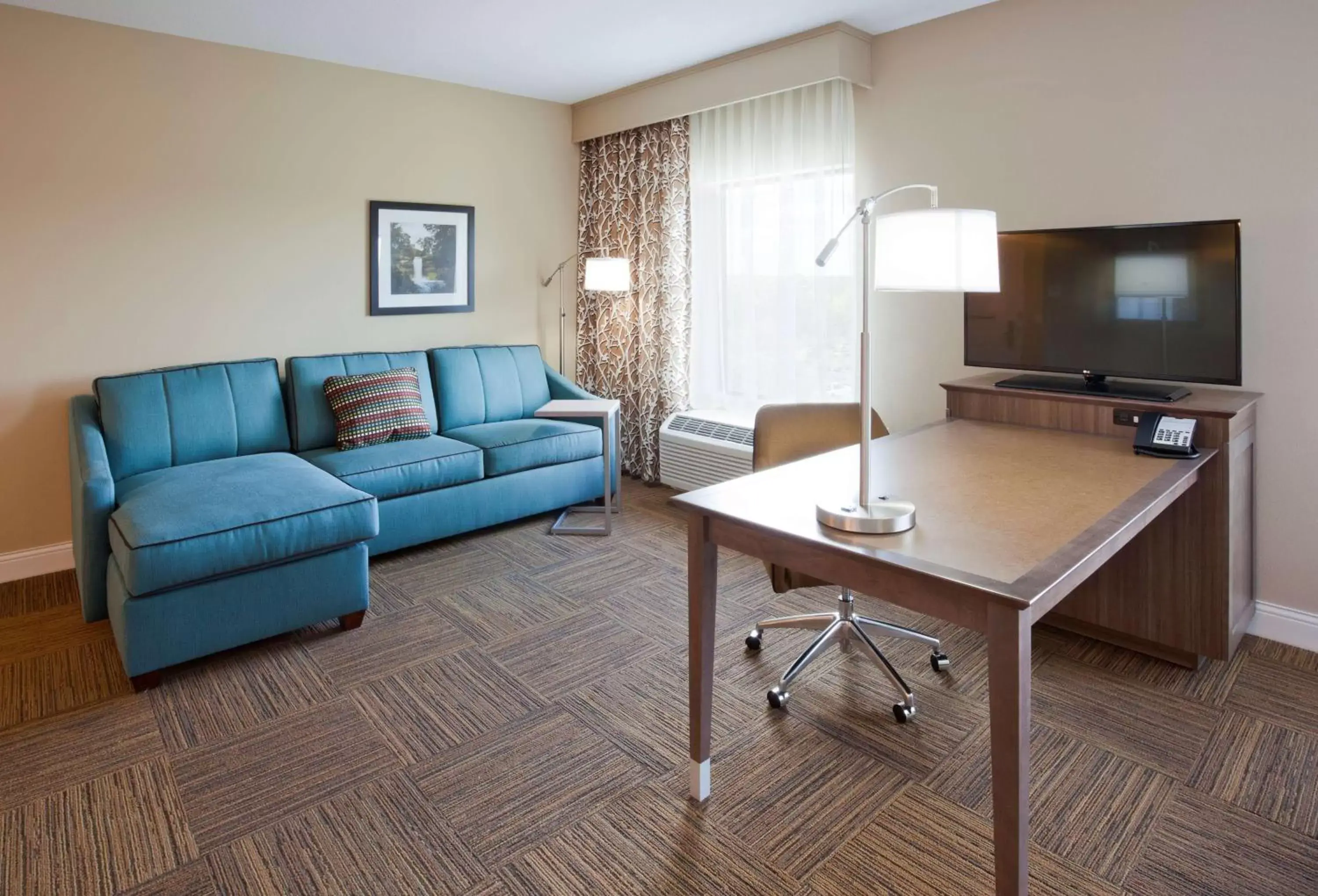 Bedroom, Seating Area in Hampton Inn Minneapolis-Roseville,MN