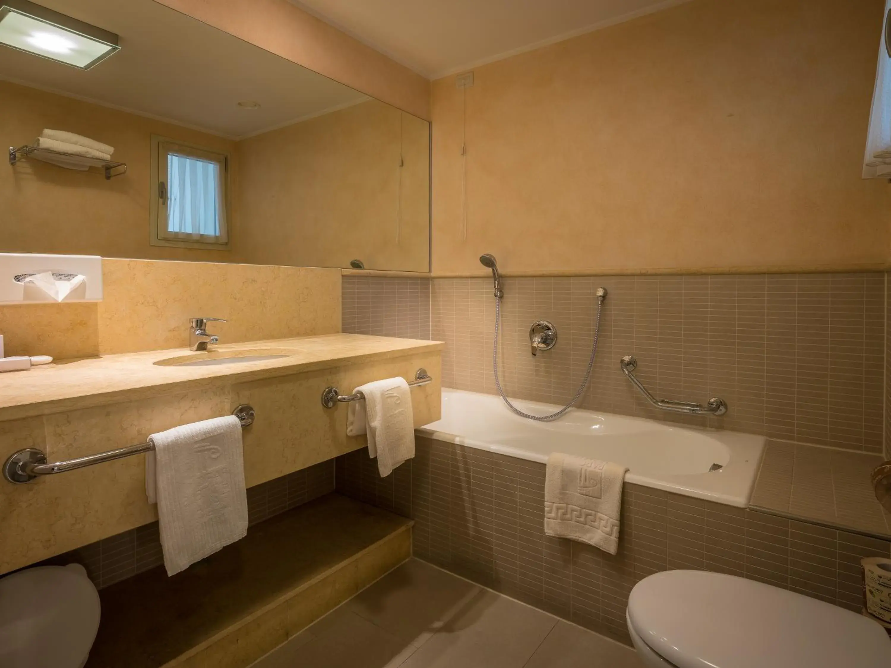 Bathroom in Parc Hotel Germano Suites & Apartments