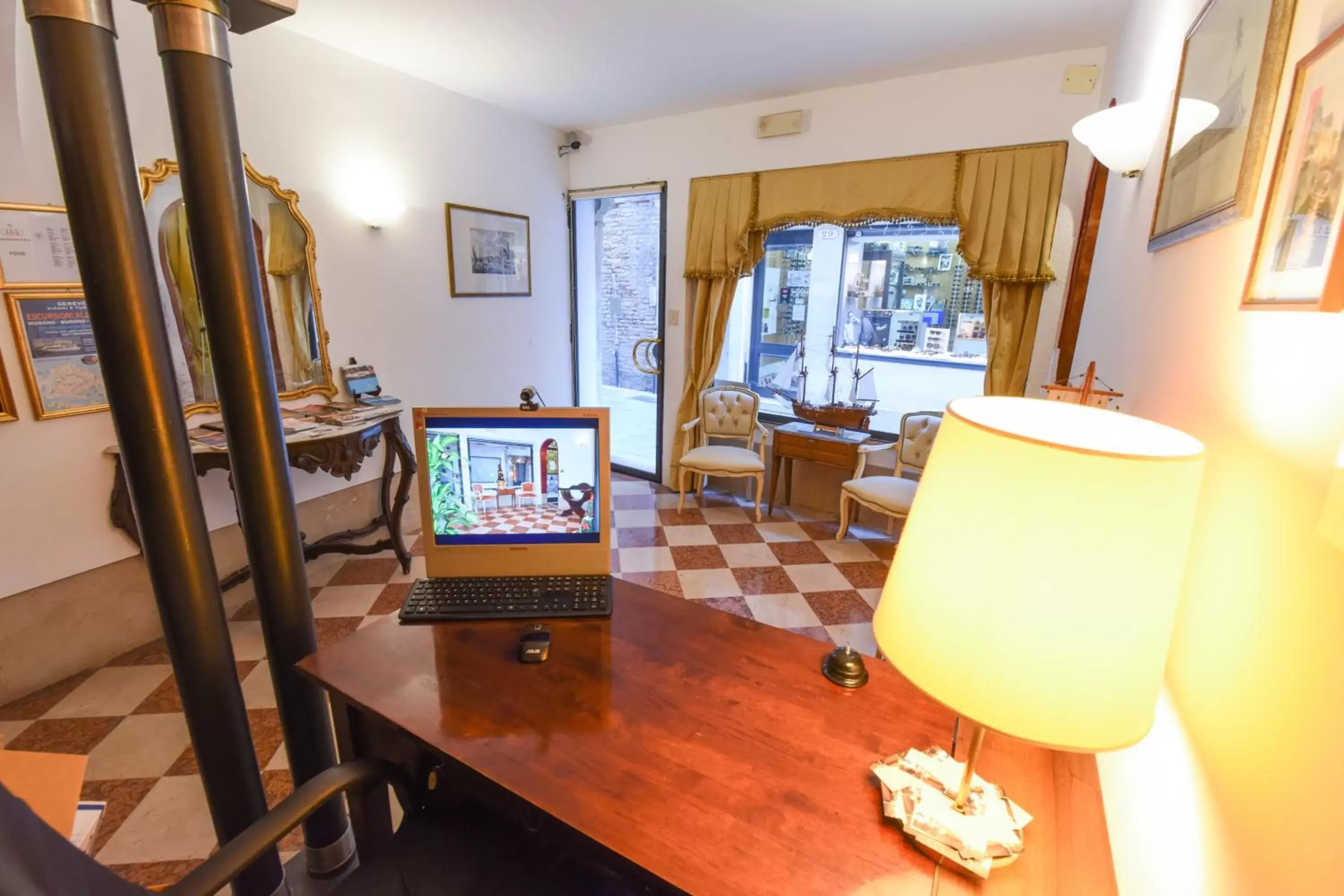 Lobby or reception, TV/Entertainment Center in Albergo Casa Peron