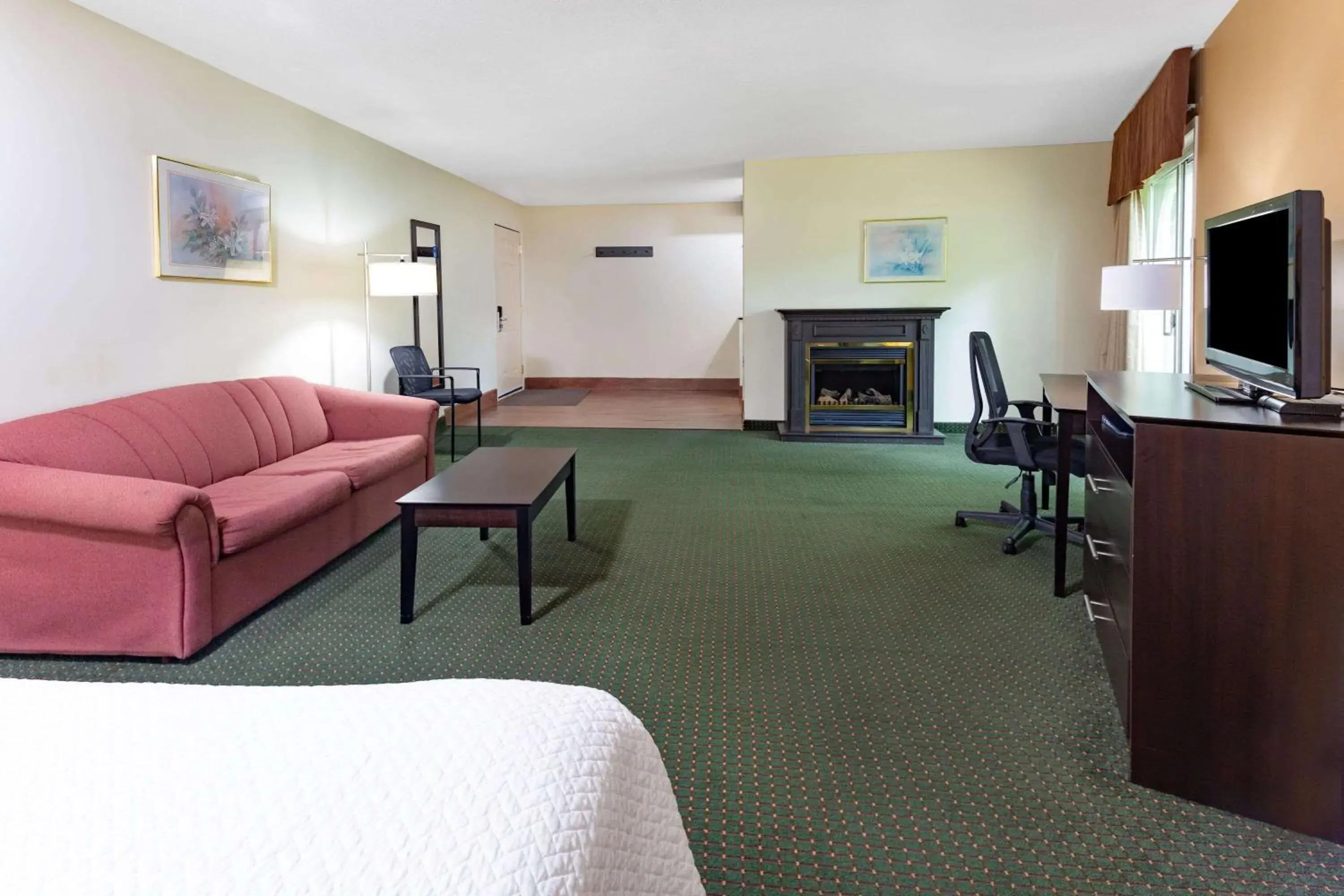 Photo of the whole room, Seating Area in Travelodge by Wyndham Bracebridge