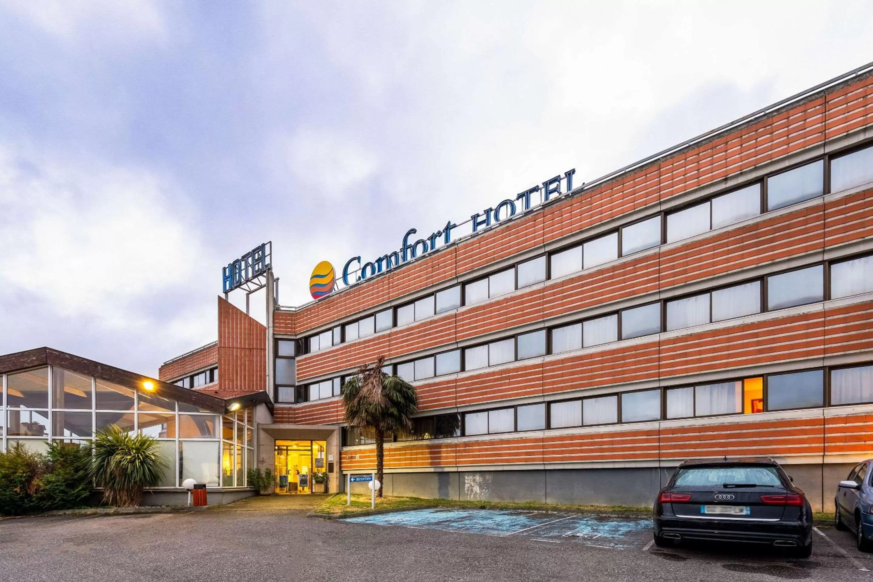 Property building in Comfort Hotel Toulouse Sud