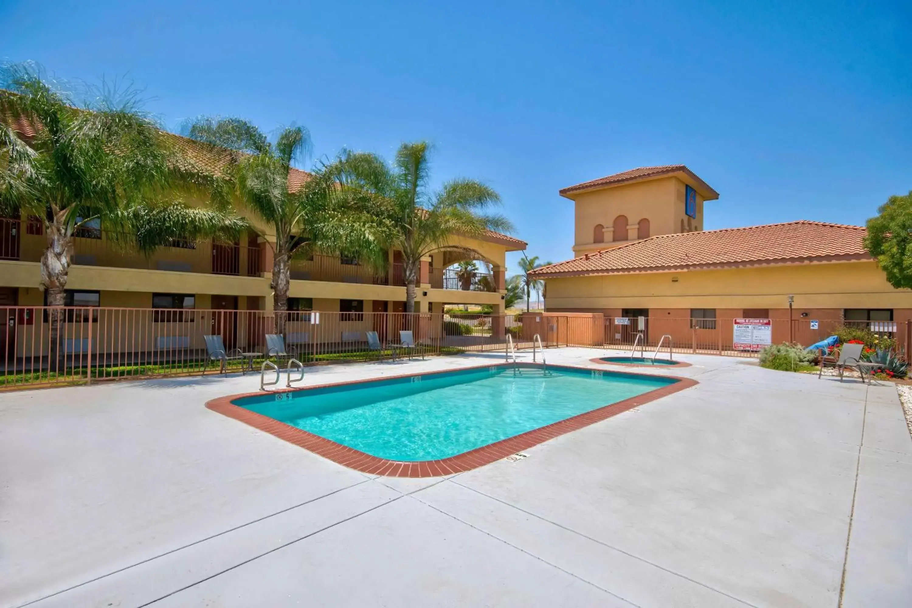 Pool view, Property Building in Motel 6-Santa Nella, CA - Los Banos