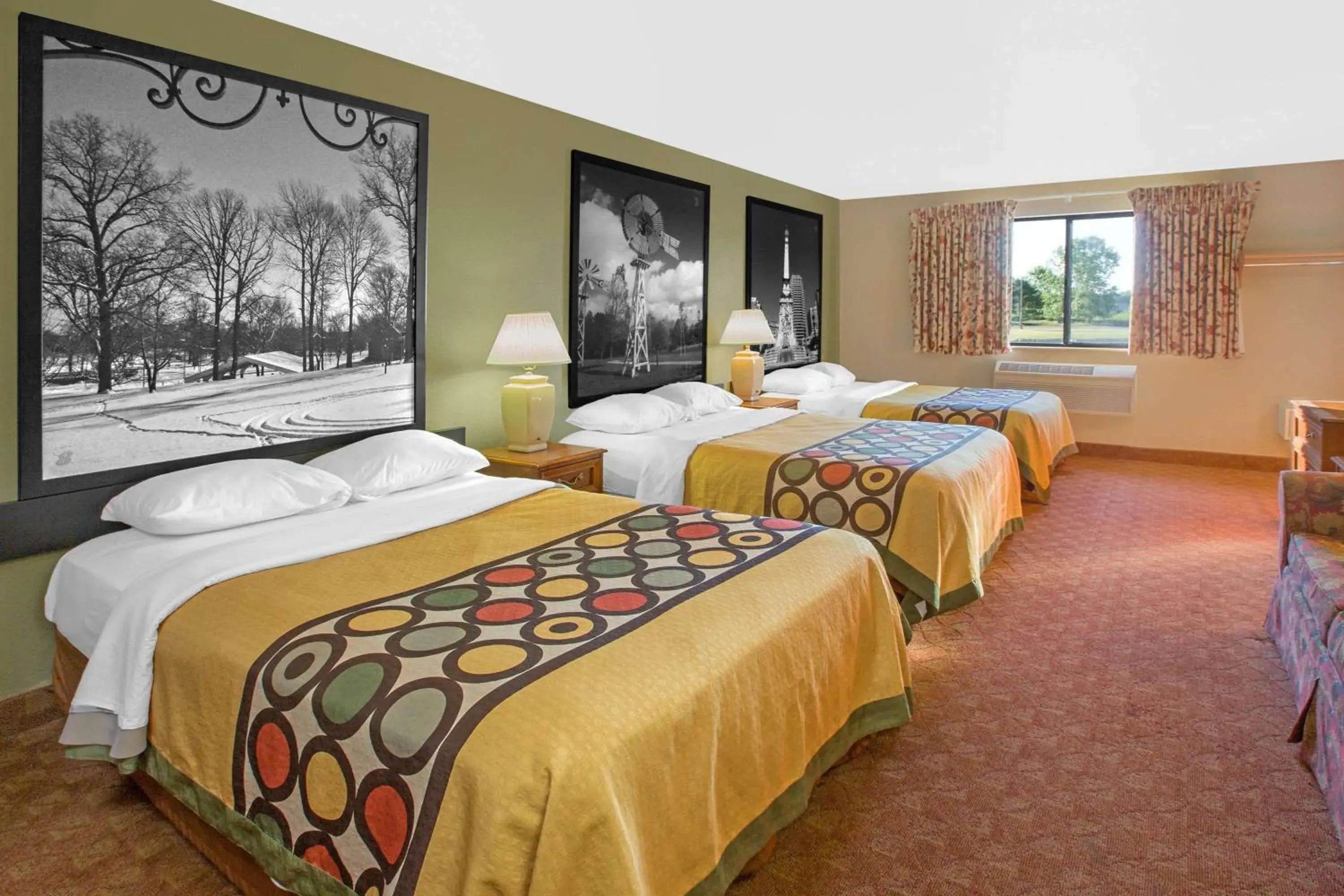 Photo of the whole room, Bed in Super 8 by Wyndham Howe