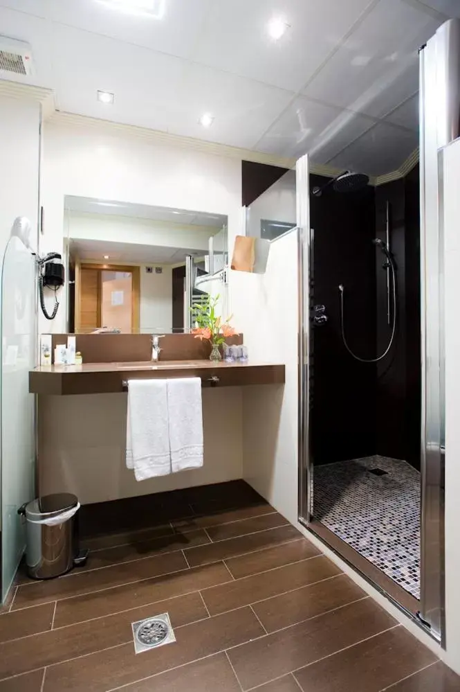 Shower, Bathroom in Hotel El Churra