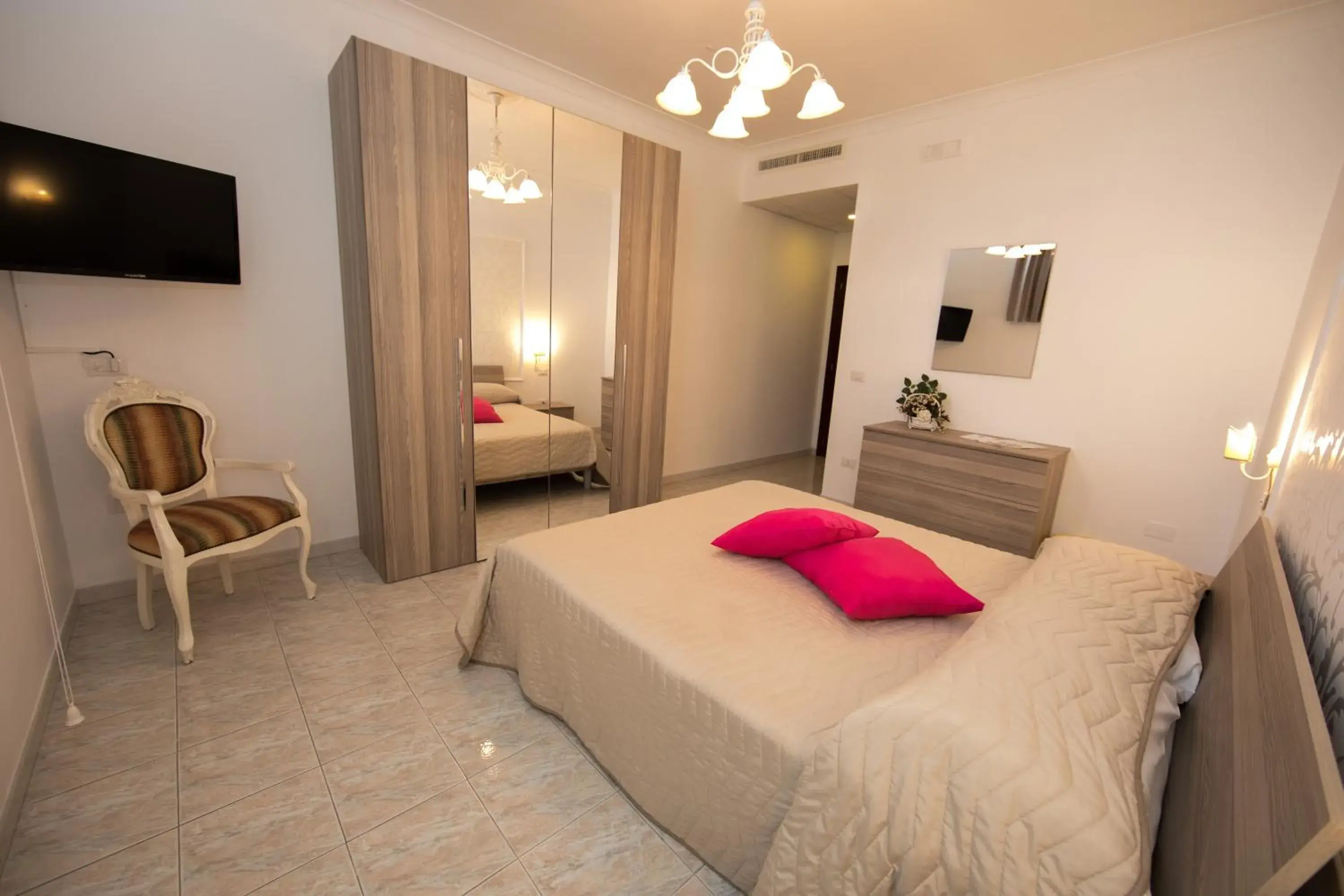 Property building, Bed in Hotel Imperiale