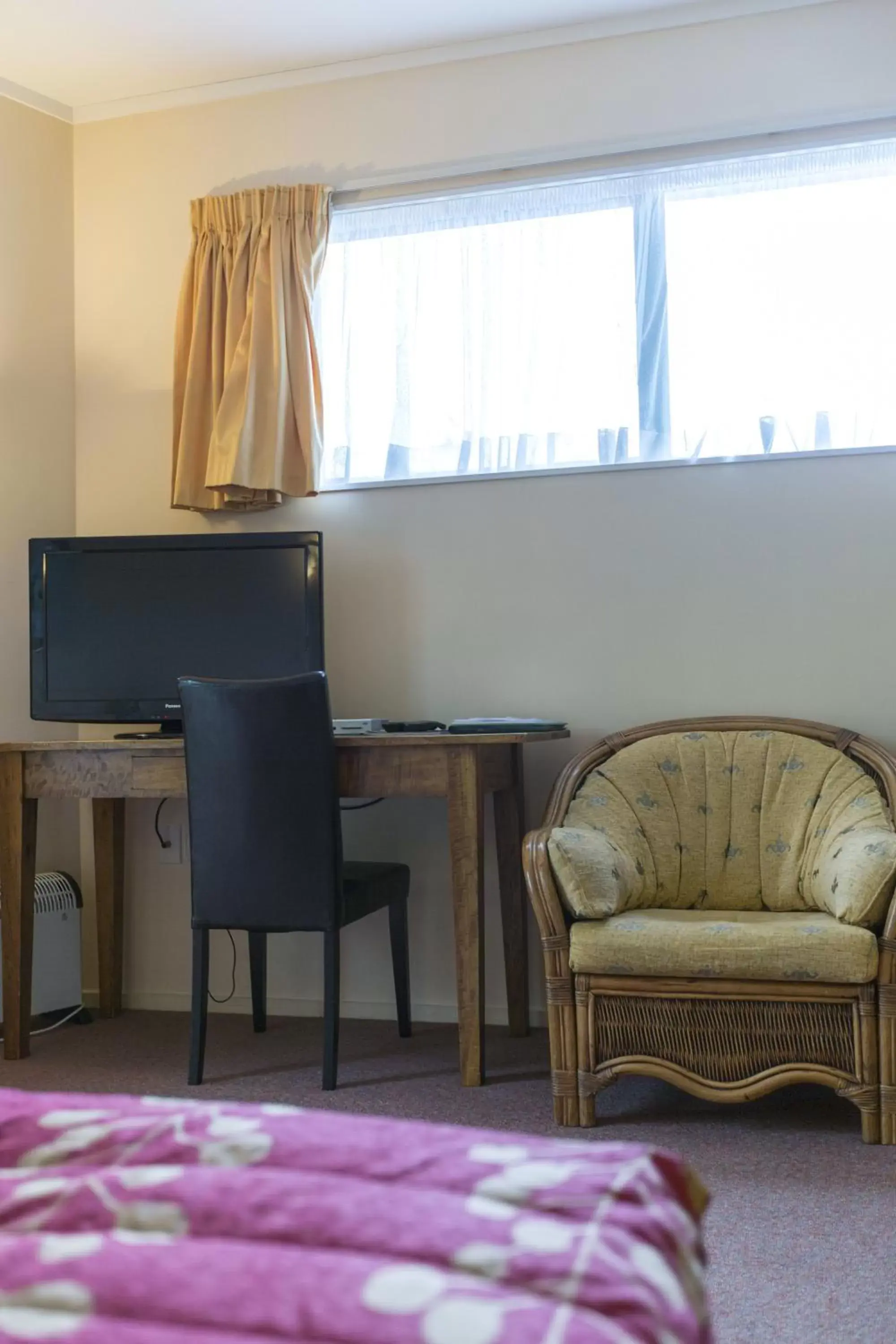 Living room, Bed in Fernhill Motor Lodge